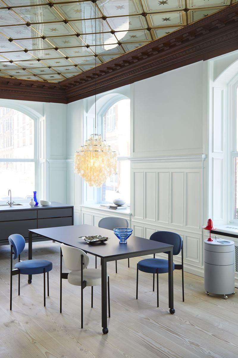 Esszimmer mit Panton Move Table, rollbarer Esstisch von Verpan, mit Stühlen und Dekoration.