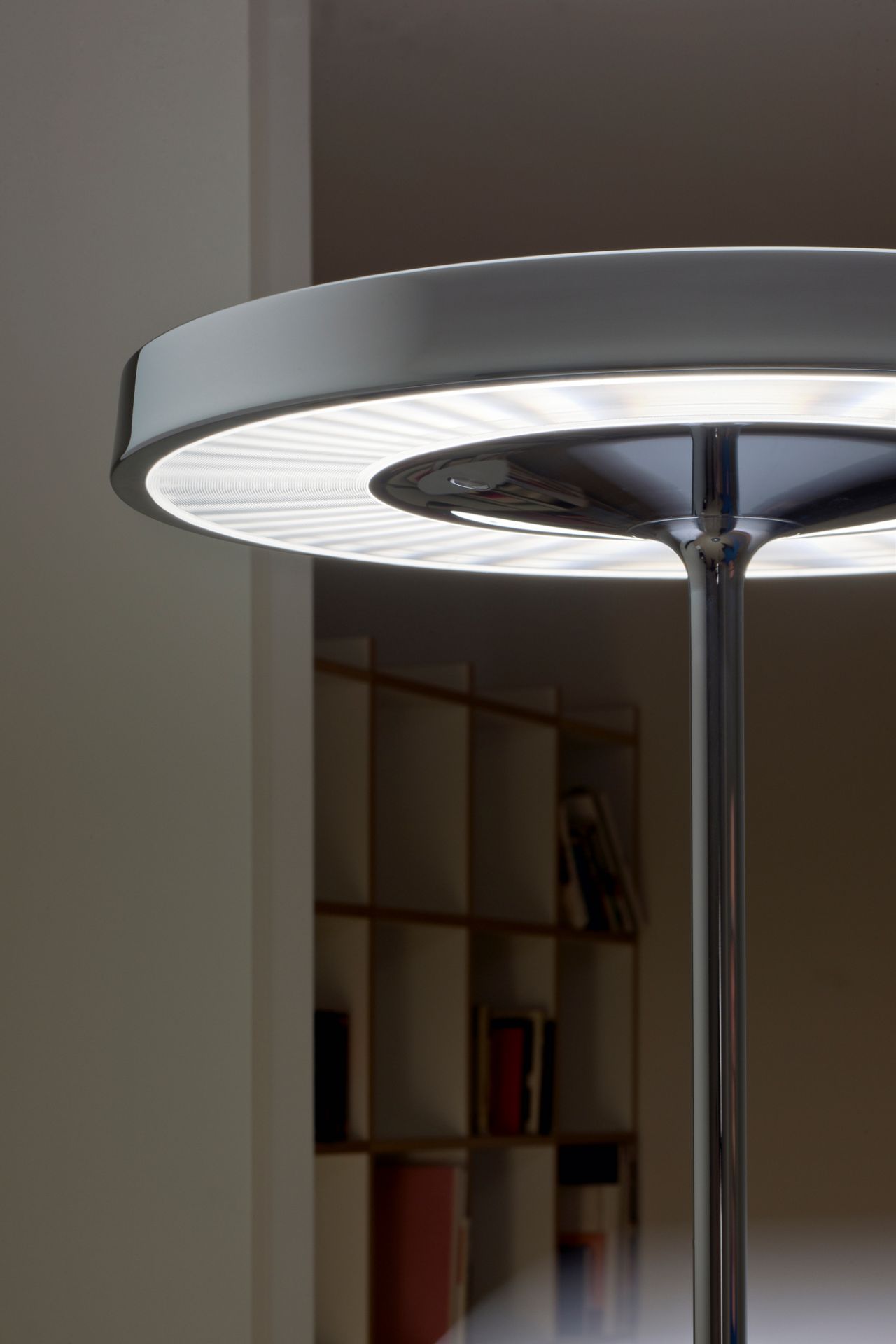 Detailaufnahme der Belux Disk Stehleuchte in Schwarz, moderne Innenbeleuchtung für Wohnräume.