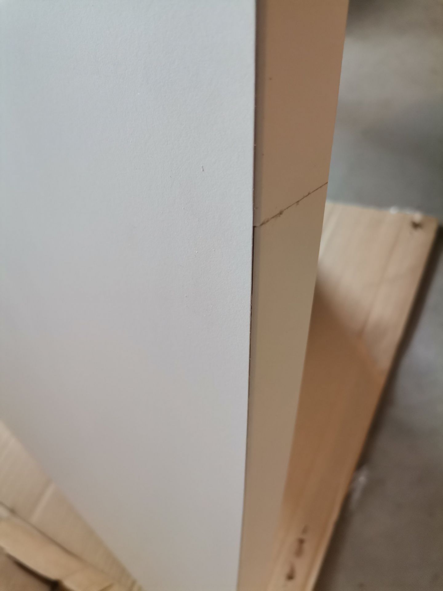 Detailaufnahme des Max Tisches in Zinkweiß, ein Mängelexemplar mit Beschädigung an der Kante.