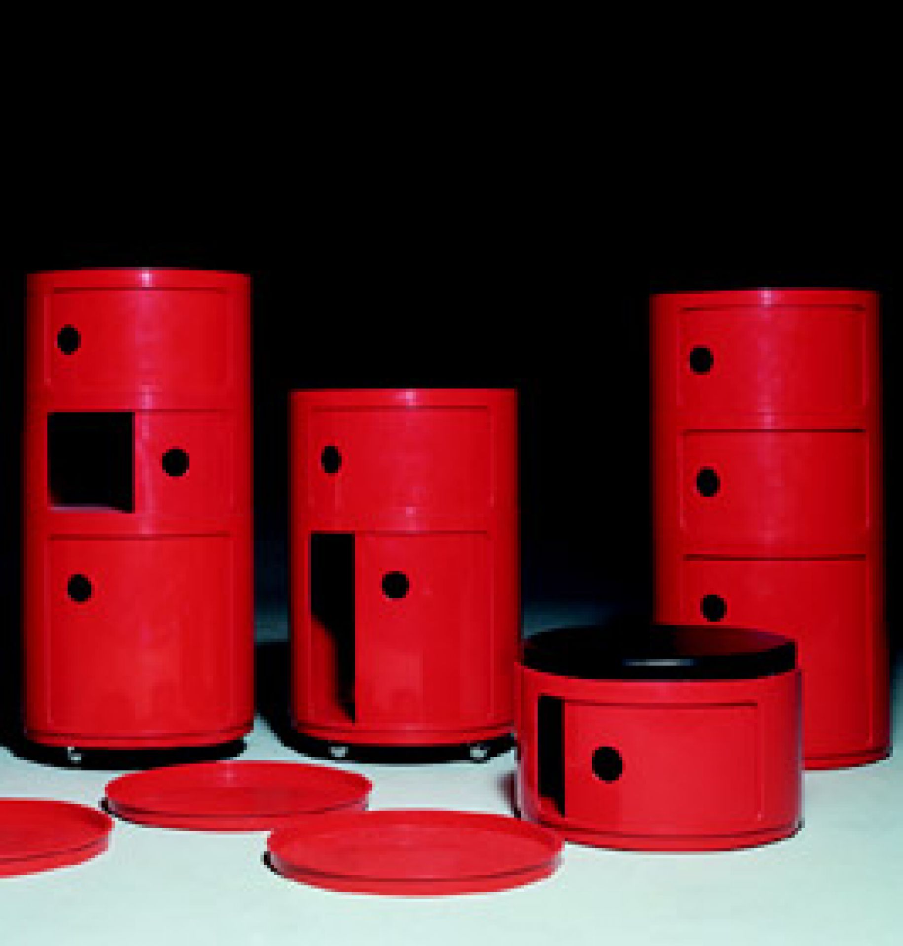 Rotes, modulares Componibili Element von Kartell, rund und niedrig, für flexible Aufbewahrung im Wohnbereich.