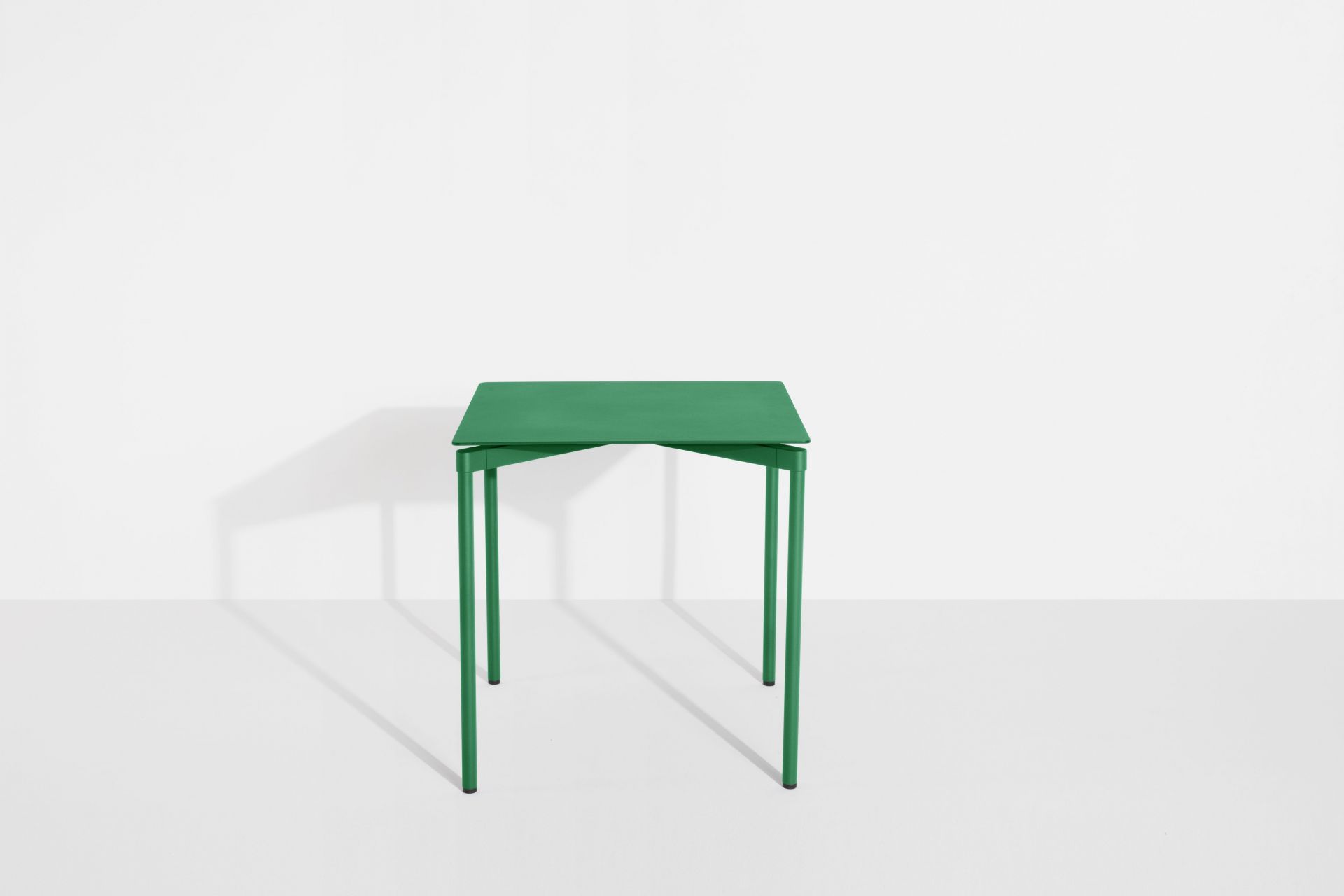 Quadratischer Fromme Esstisch von Petite Friture in Mintgrün, minimalistisches Design für Esszimmer und Küche.
