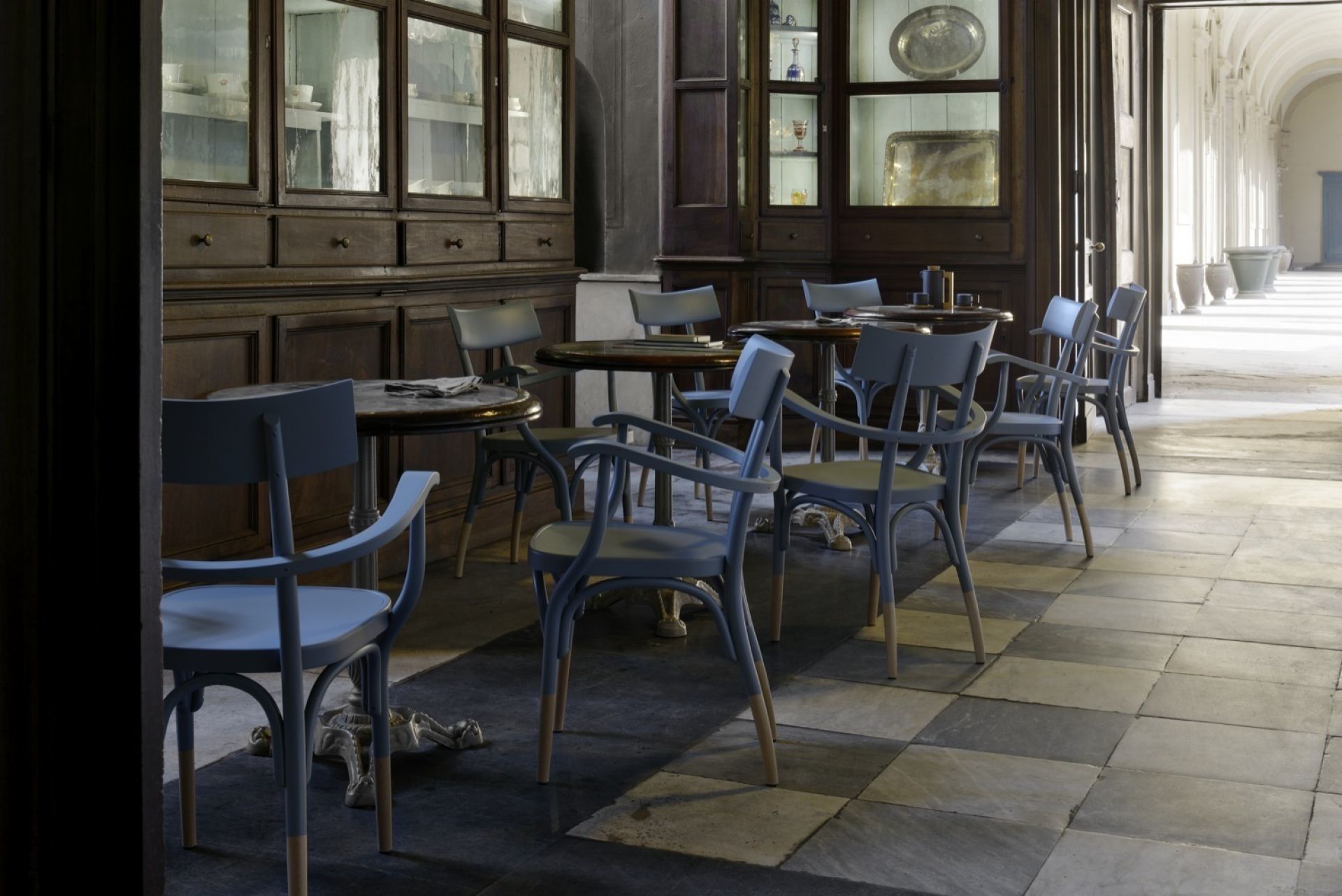 Grauer Czech Armchair Armlehnstuhl im Wiener GTV Design Stil, klassischer Holzstuhl für Esszimmer und Gastronomie.