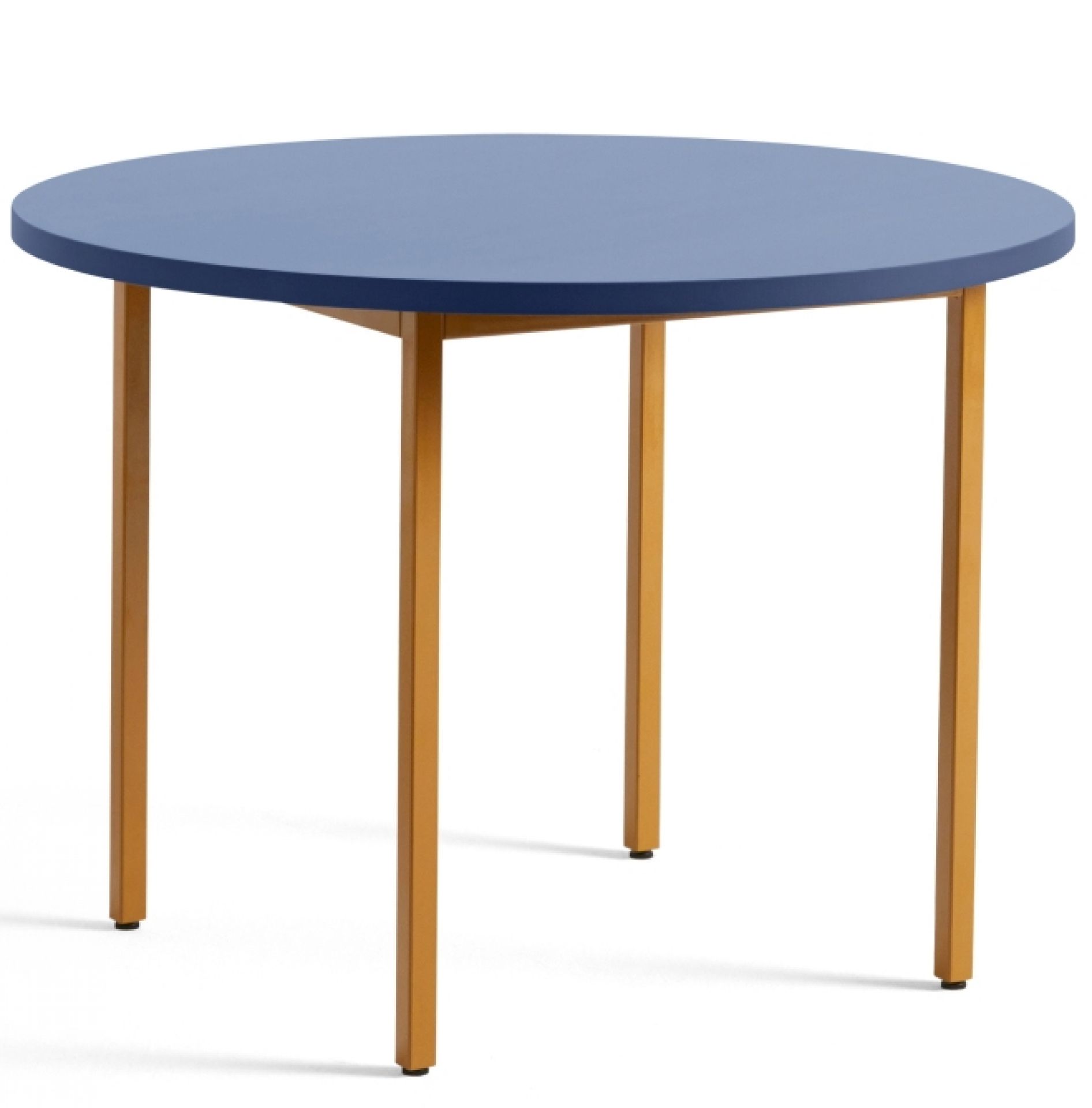 Hay Two Colour Table, runder Tisch mit blauer Tischplatte und ockerfarbenem Gestell.
