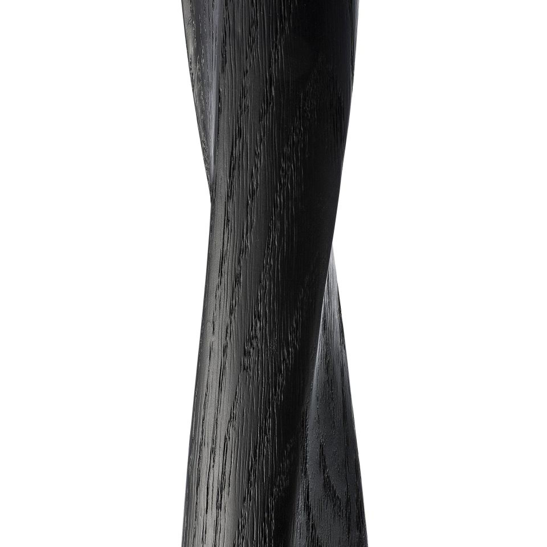 Detailaufnahme des Torsion Eiche Tischbeins von Ethnicraft in Schwarz, gedrehtes Design, moderne Möbel.