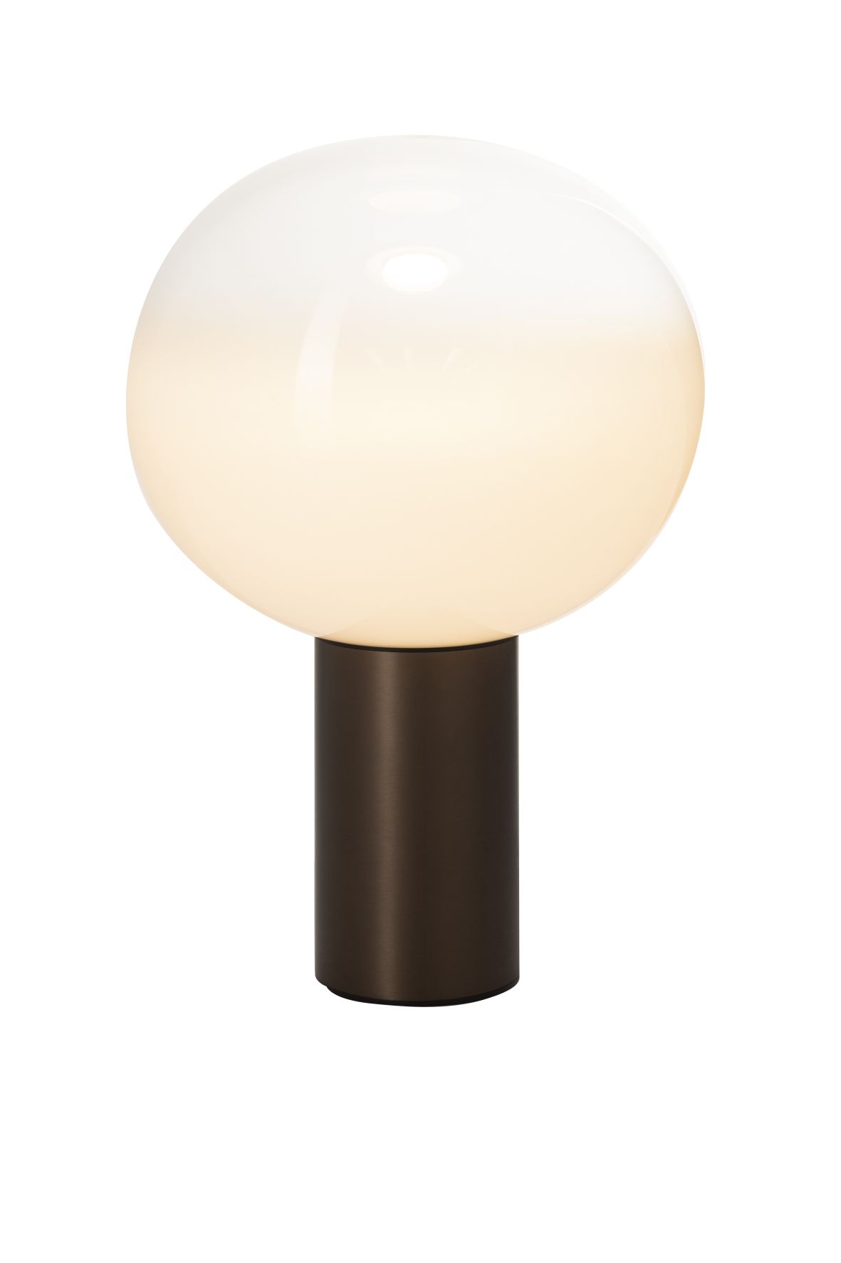 Laguna Tischleuchte von Artemide in Bronze mit rundem, weißem Glasschirm für stimmungsvolles Licht.