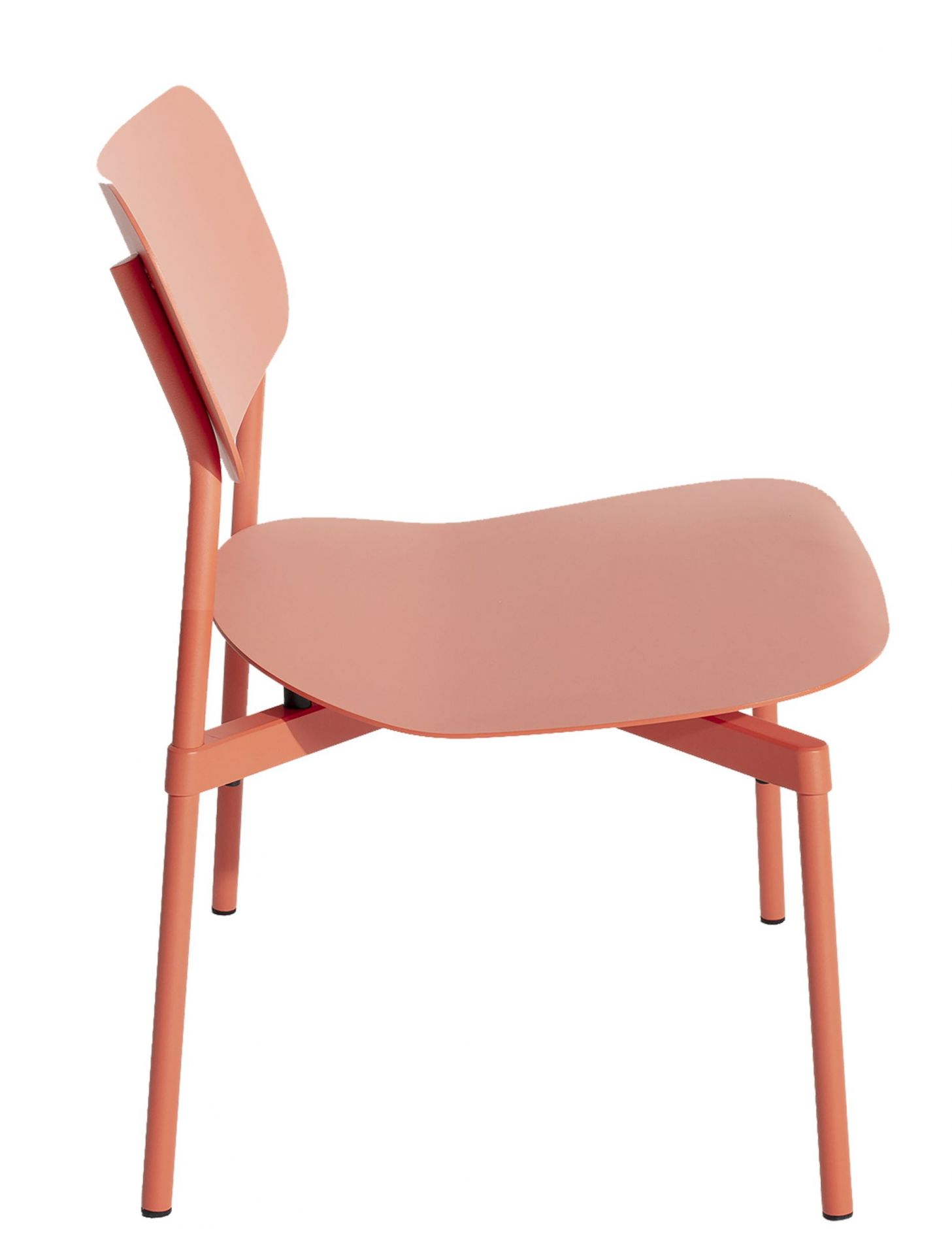 Fromme Lounge Chair Sessel in Koralle von Petite Friture, Seitenansicht auf weißem Hintergrund.