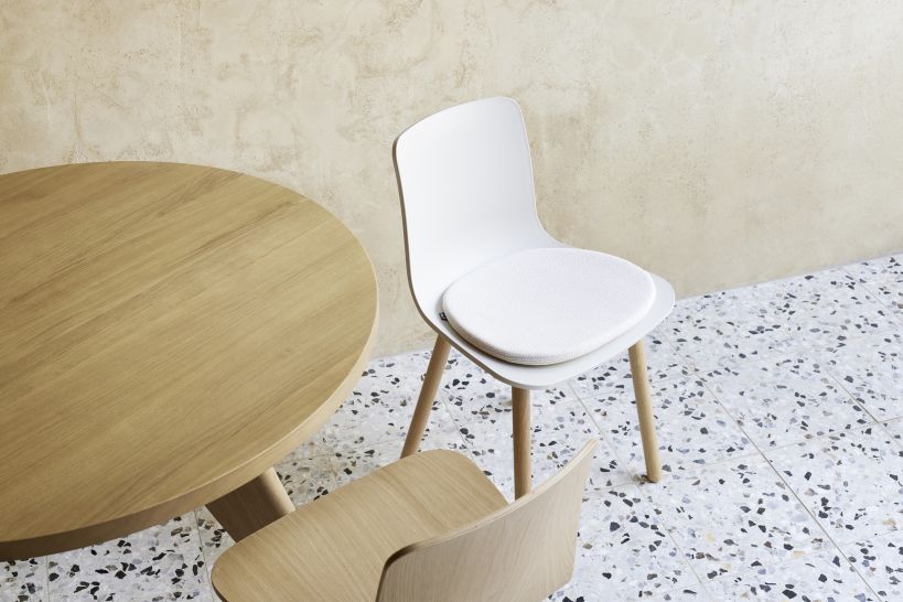 Weißer Stuhl mit rundem, weißem Soft Seats Sitzkissen von Vitra für Indoor und Outdoor.
