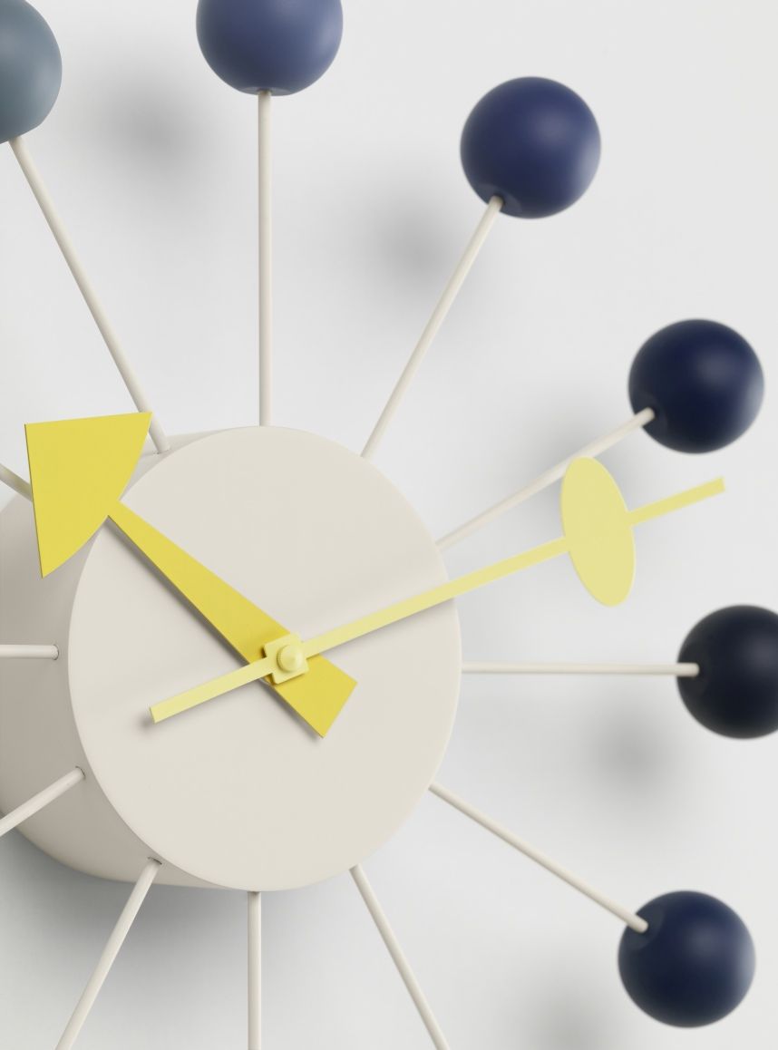 Detailaufnahme der Ball Clock Wanduhr Dusk von Vitra, eine moderne Designuhr mit bunten Kugeln.