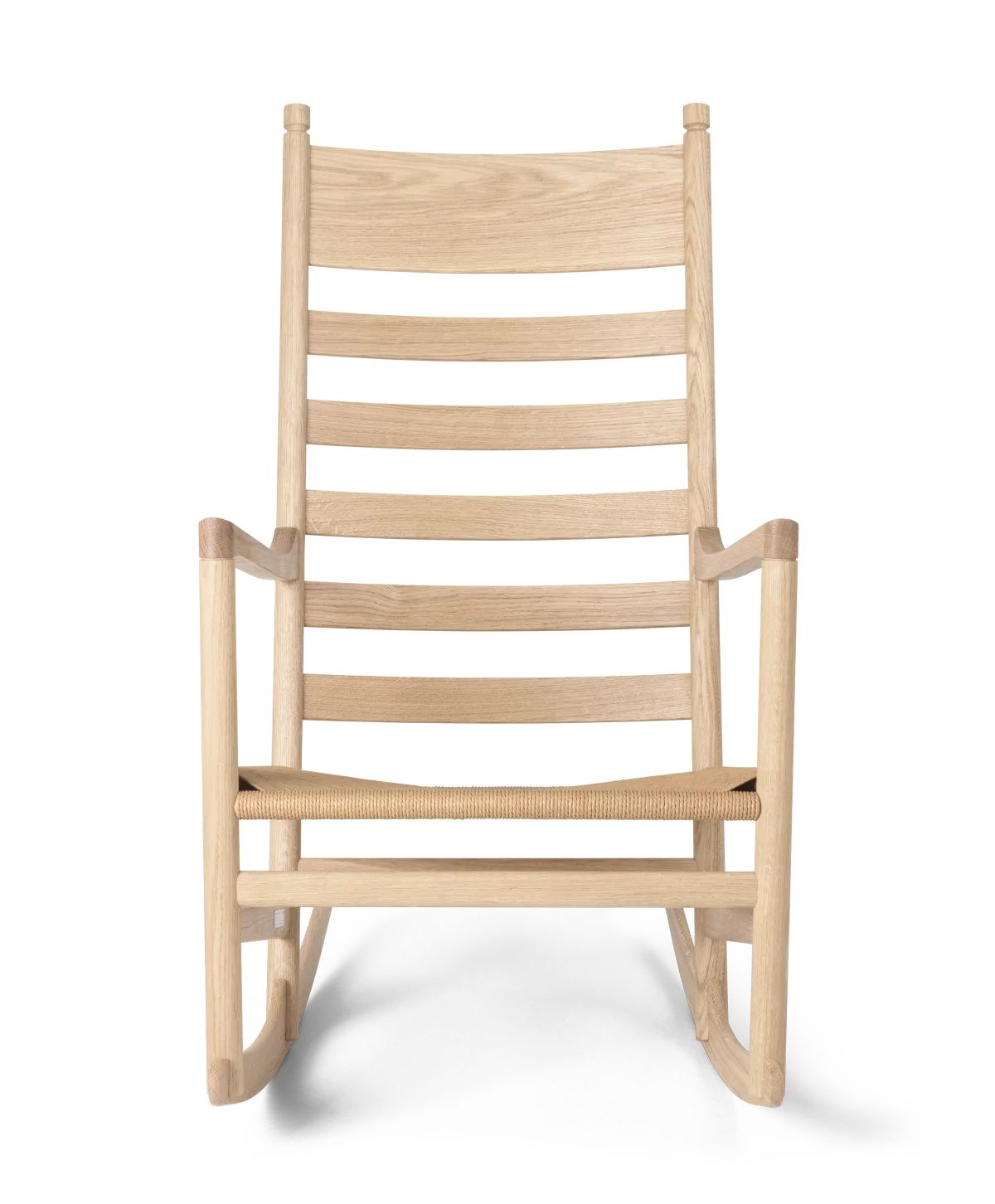 CH45 Schaukelstuhl aus geseifter Eiche, Frontansicht. Klassischer Holzschaukelstuhl mit geflochtener Sitzfläche.