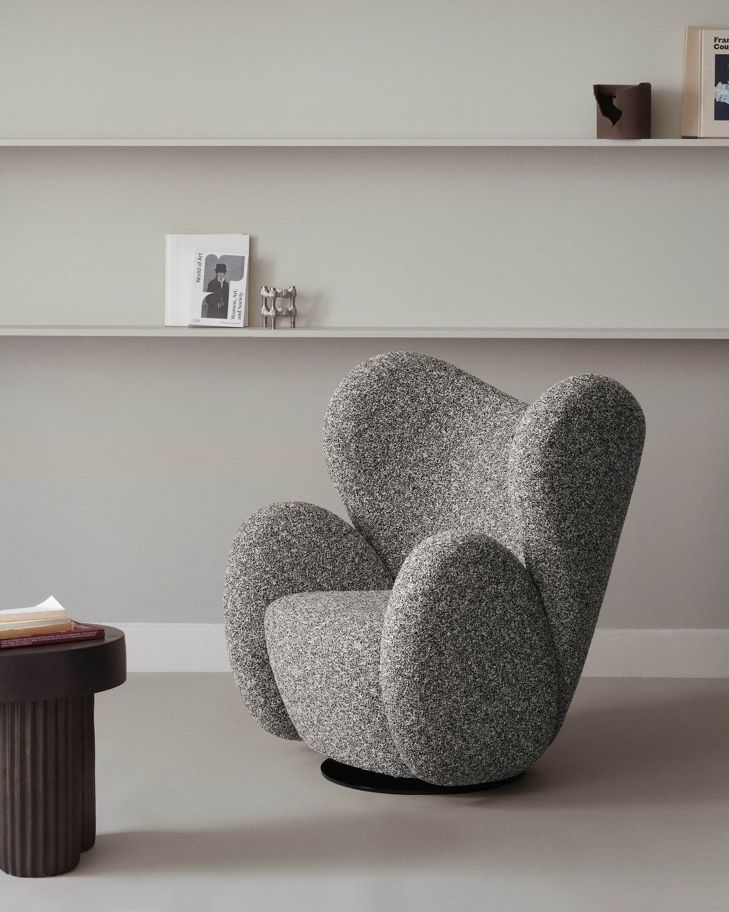Big Big Lounge Chair Sessel von NORR11 mit grau meliertem Stoffbezug im minimalistischen Interieur.