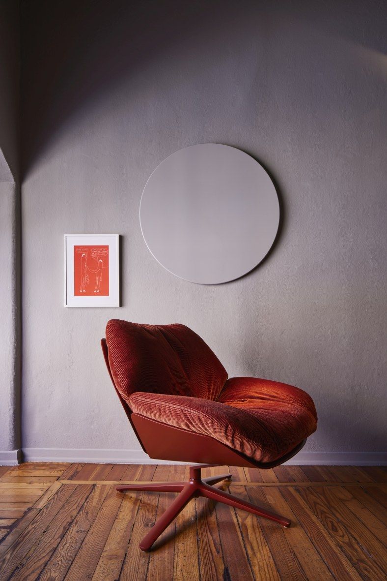 Shrimp Cocktailsessel in Rotbraun: Drehbarer Sessel mit Cordbezug für Wohnzimmer und Lounge.