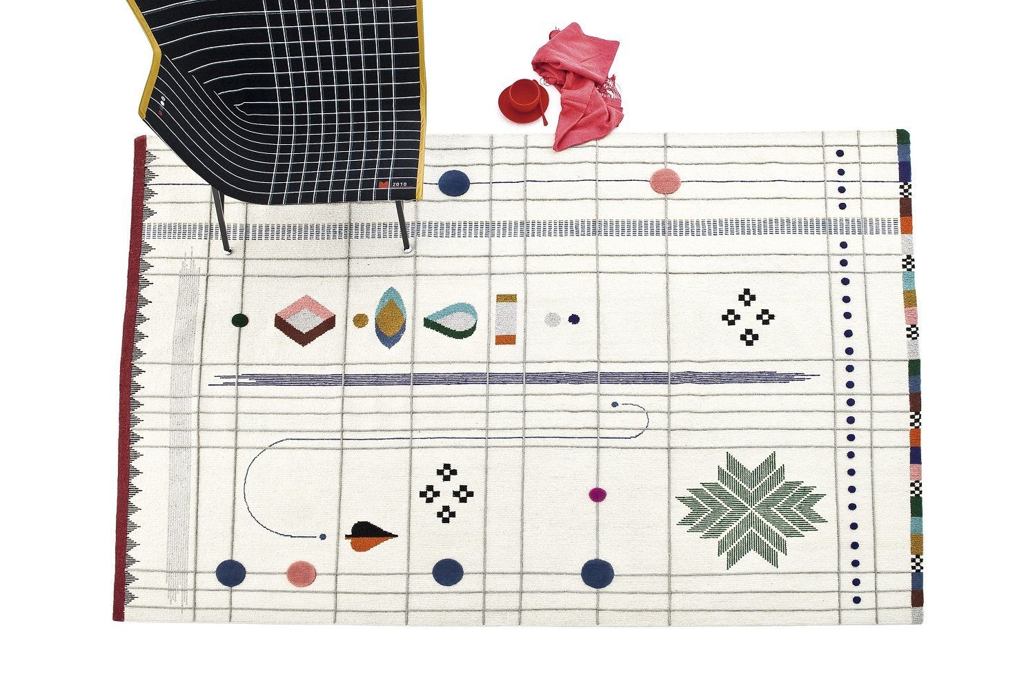 Detailaufnahme des Nanimarquina Rabari Teppichs mit geometrischen Mustern und farbigen Akzenten auf weißem Grund.