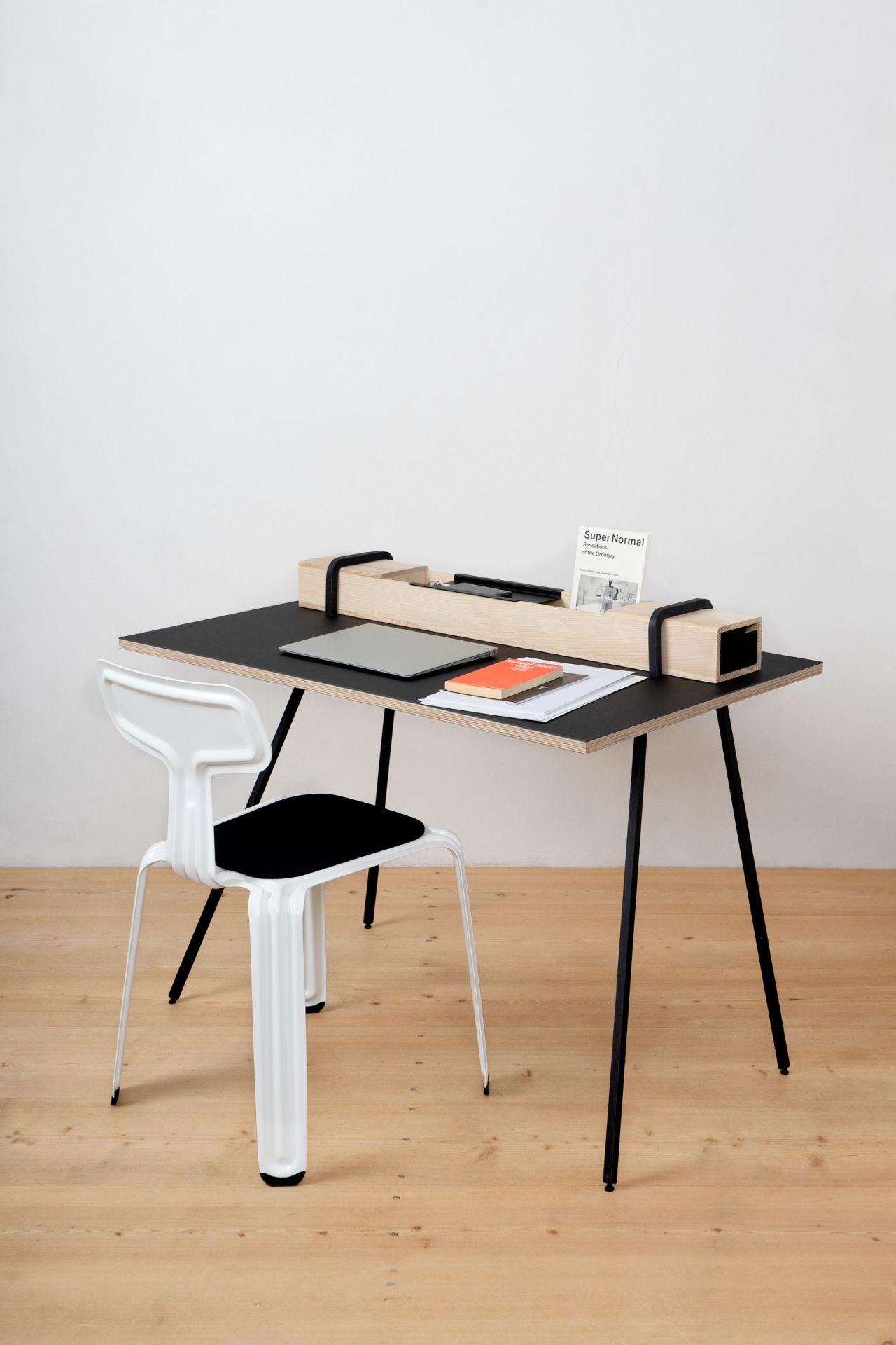 Kurt Sekretär von Nils Holger Moormann mit Stuhl, Laptop und Ablage auf hellem Holzboden.