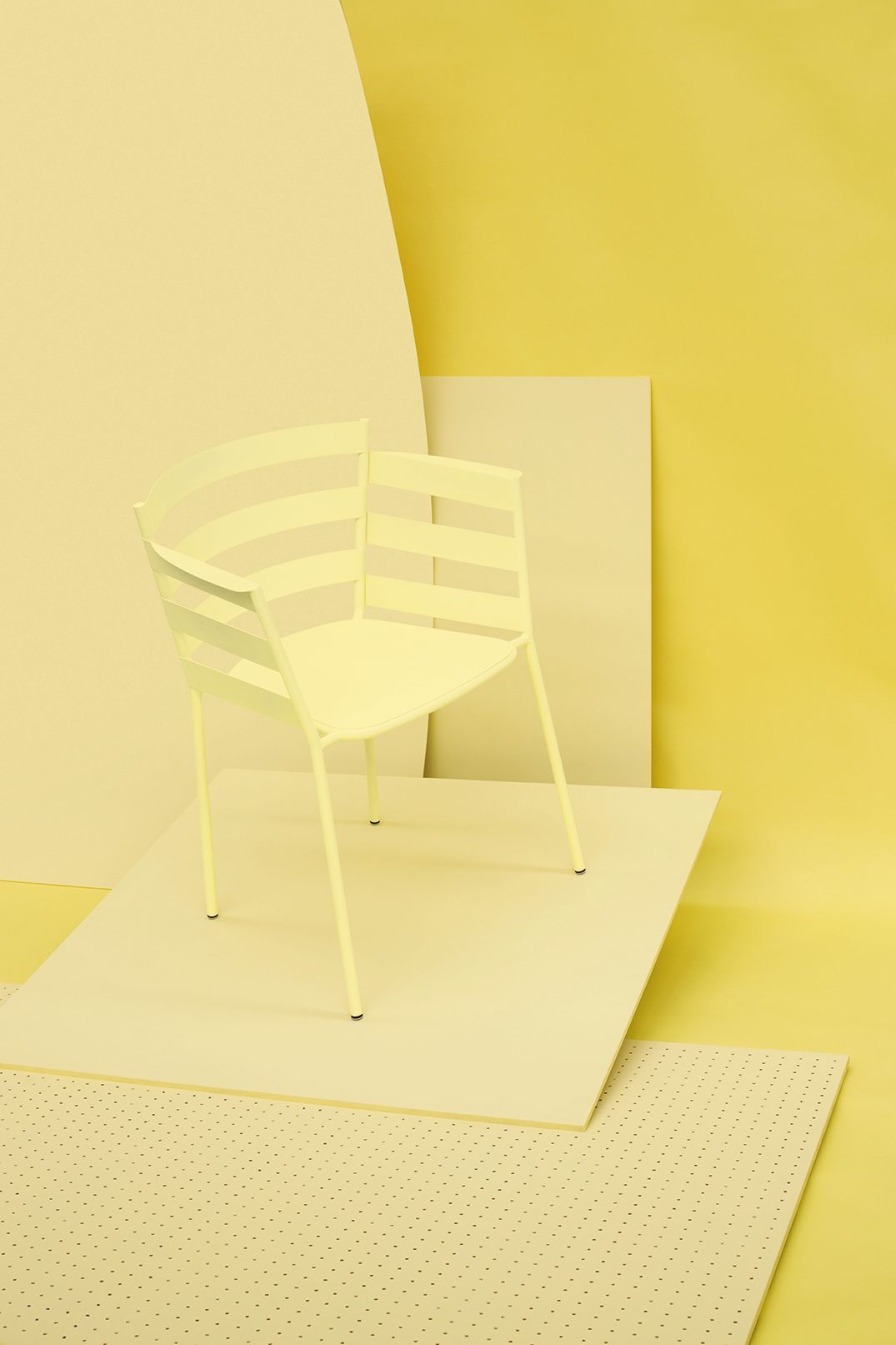 Gelber Rythmic Sessel von Fermob für den Außenbereich, modernes Design, Metall, Gartenmöbel.