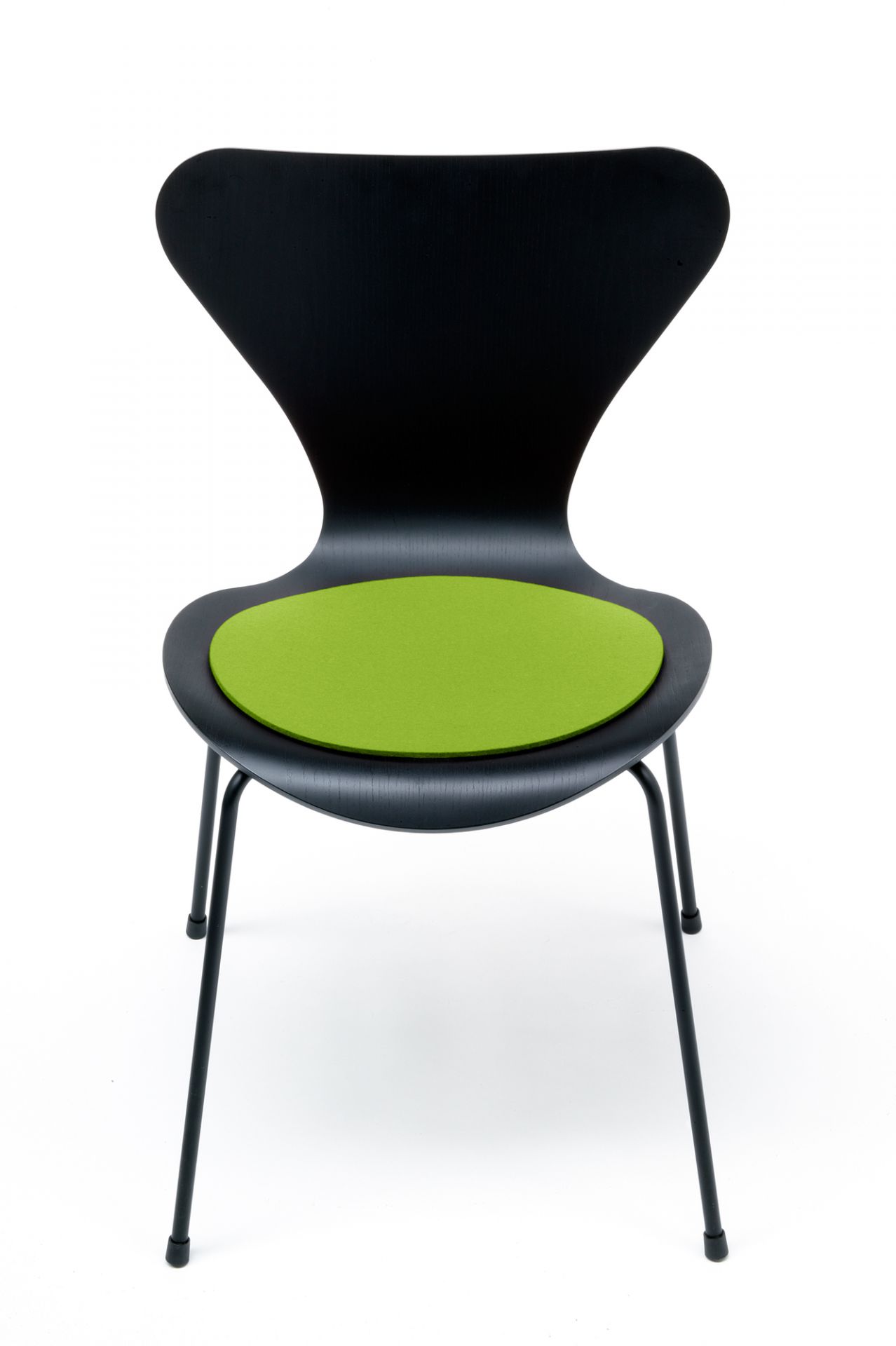 Schwarzer Siebener Stuhl mit maigrünem Filz Sitzkissen von Hey Sign. Sitzauflage für Fritz Hansen Stühle.