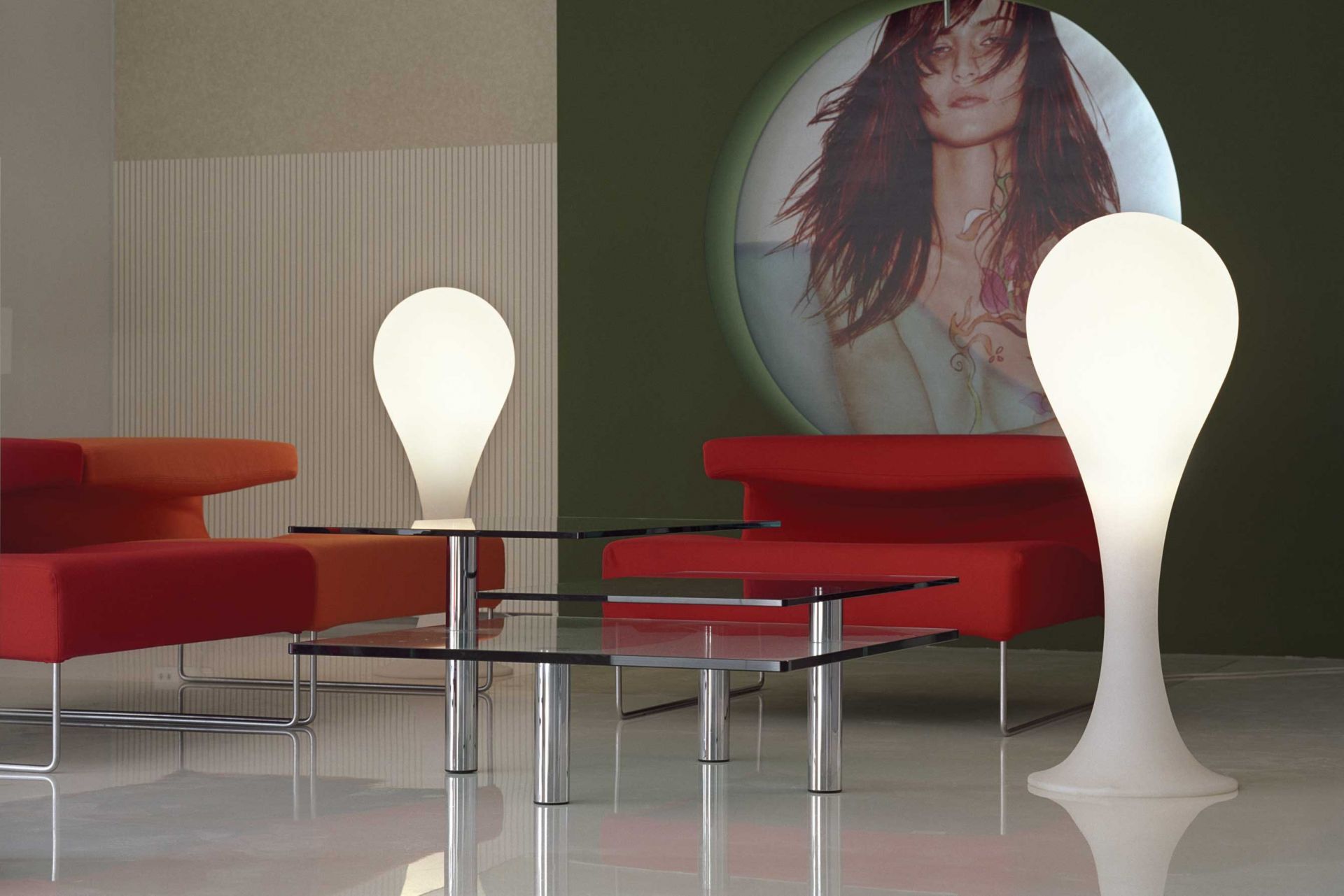 Liquid Light Drop Standleuchte von Next: Moderne Stehleuchte in Tropfenform, warmweißes Licht.