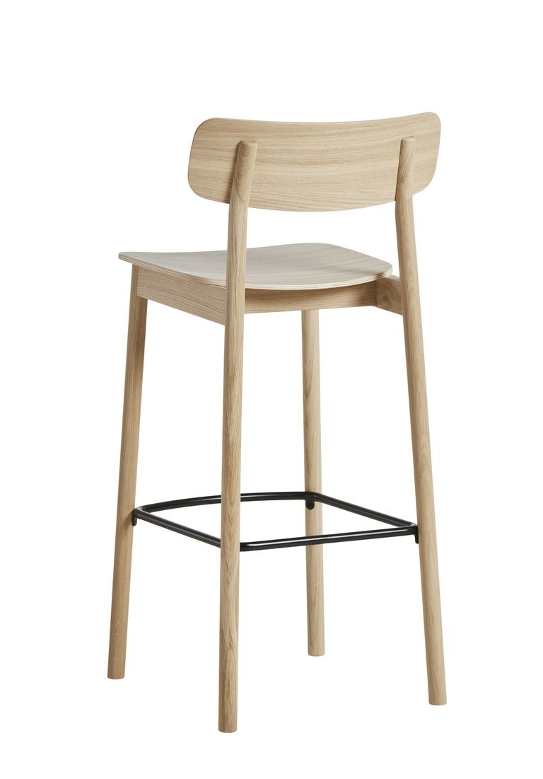 Soma Barhocker aus Eiche, weiß pigmentiert, mit Rückenlehne und schwarzer Fußstütze.