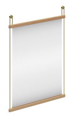 Woud Suspended Mirror Small: Rechteckiger Wandspiegel mit hellem Holzrahmen und goldenen Aufhängungen.