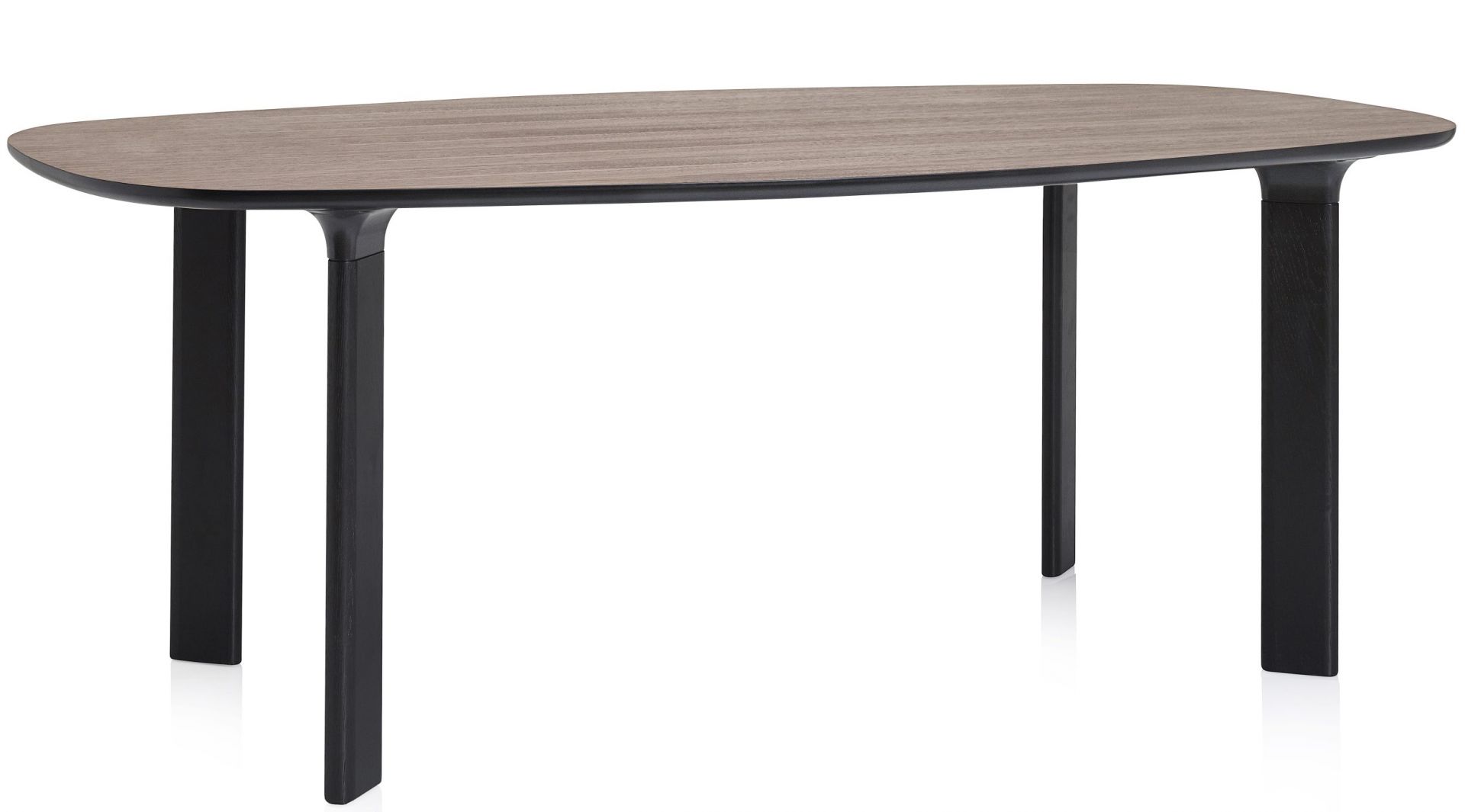 Analog Tisch von Fritz Hansen mit ovaler Tischplatte und schwarzen Beinen.