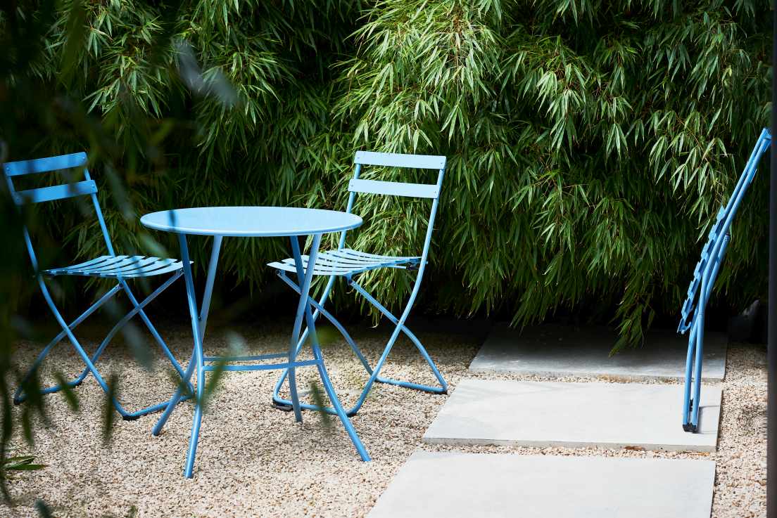 Fiam Sirio Klapptisch in Salbei mit zwei passenden Stühlen im Garten. Outdoor Möbel.