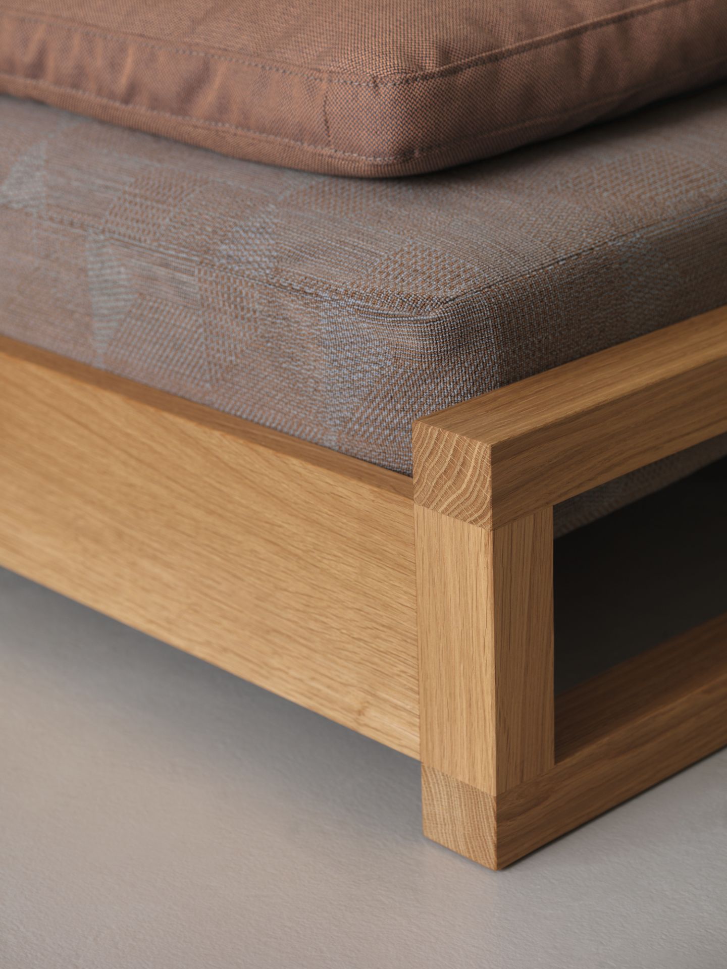 Detailaufnahme vom Guest Holzbett (Eiche) mit Kissen, modernes Design für Schlafzimmer und Gästezimmer.