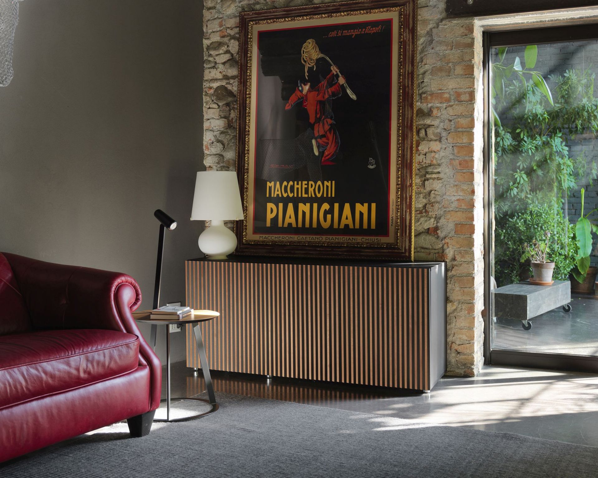 Albino Torcia Beistelltisch von Casamania Horm: Runder Tisch mit Walnussplatte und weißem Fuß.