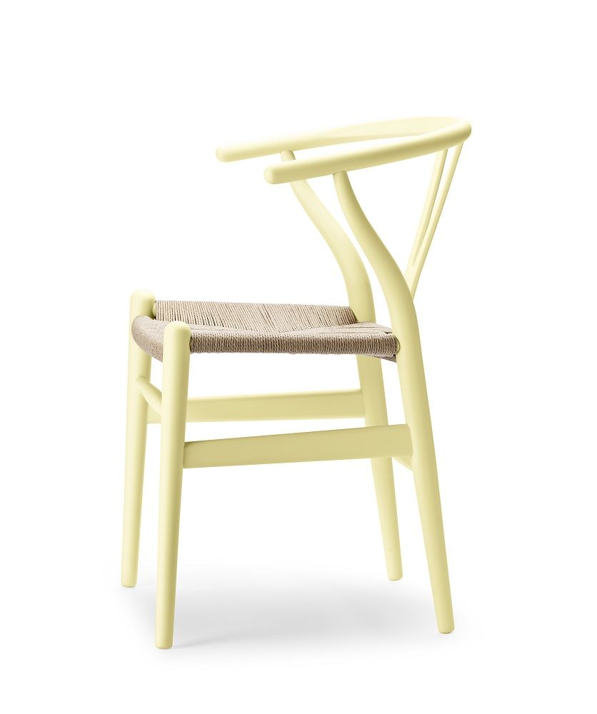 CH24 Wishbone Chair in Hollyhock: Design Stuhl mit geflochtener Sitzfläche von Carl Hansen.