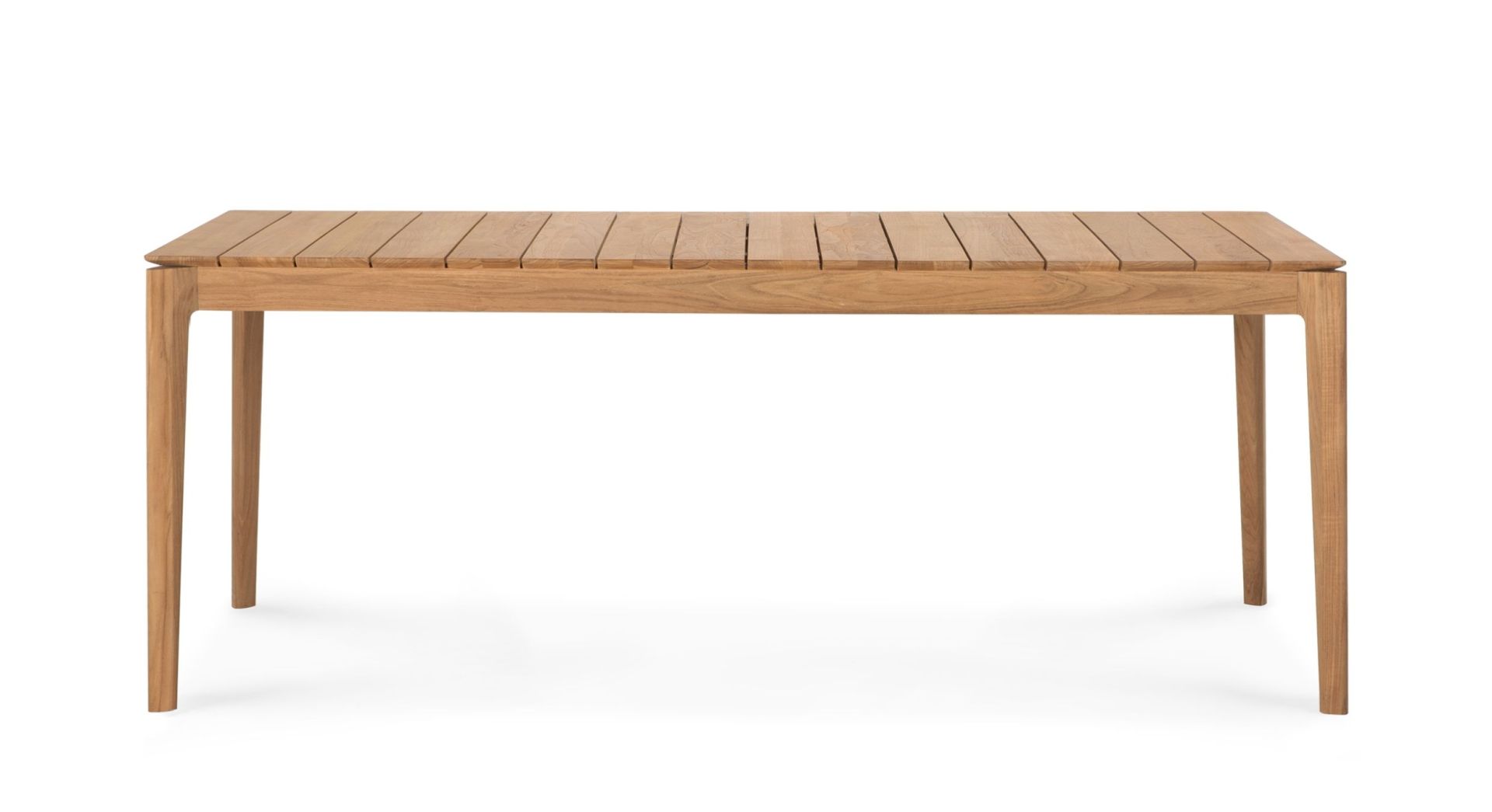 Bok Outdoor Tisch von Ethnicraft: Ausziehbarer Gartentisch aus Teakholz mit Lattenrost-Tischplatte und schlanken Beinen.