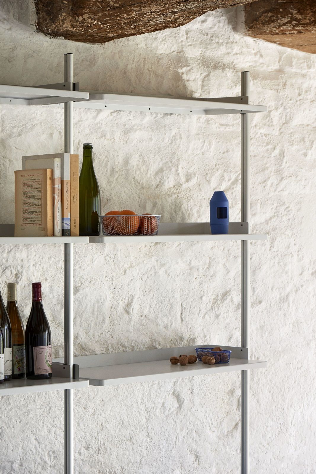 Pier System Regal von Hay, zweisäulig, in Stahlblau und Aluminium, mit Deko.