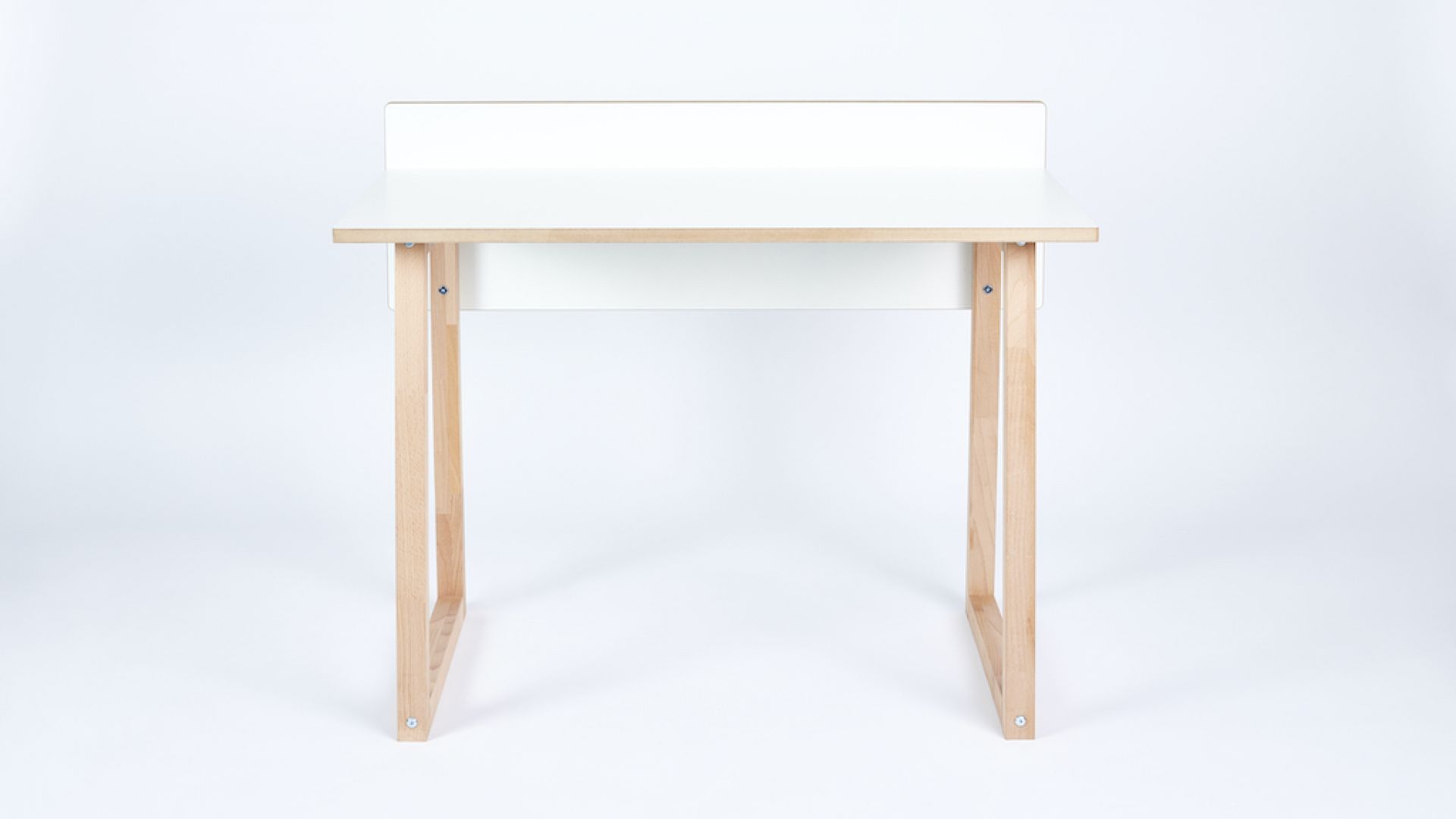 Tojo Kids Werk Schreibtisch: Kinder Schreibtisch aus Holz mit weißer Tischplatte, Frontansicht.