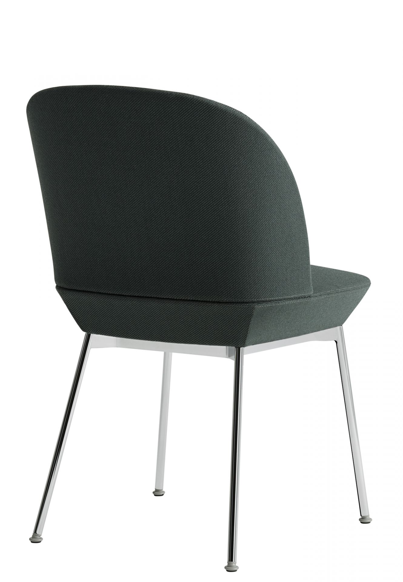 Rückansicht des Oslo Side Chair Stuhls von Muuto mit grauem Stoffbezug und Chromgestell.