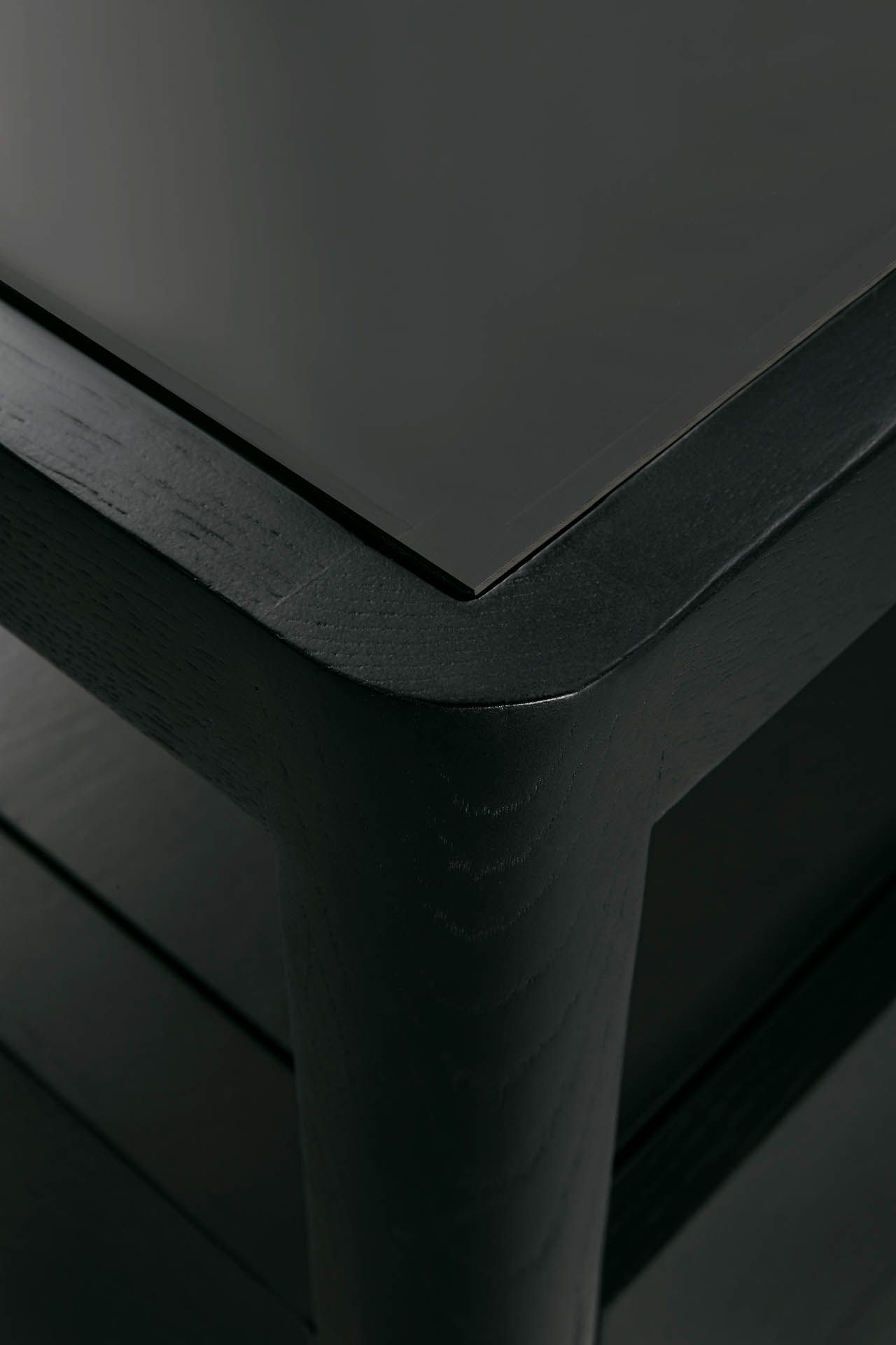 Detailaufnahme der Ethnicraft Spindle Kommode: Schwarze Eiche, Schubladenkommode, modernes Möbeldesign.