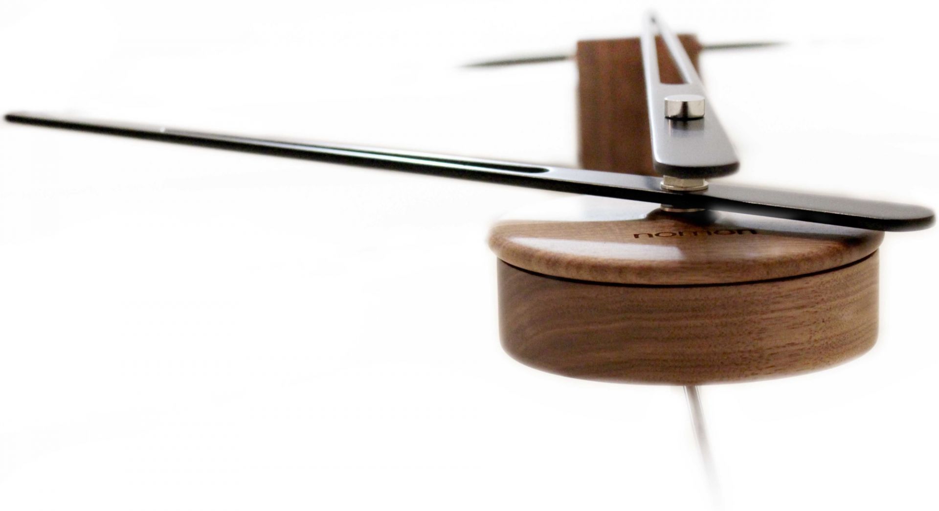 Detailaufnahme der Mini Barcelona Wanduhr von Nomon, modernes Design mit Holz und Metall.