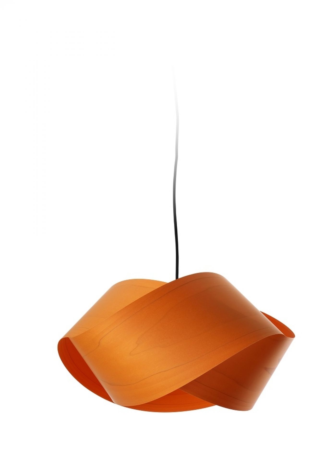 Orangefarbene Nut Pendelleuchte von LZF Lamps mit schwarzem Kabel und Baldachin.
