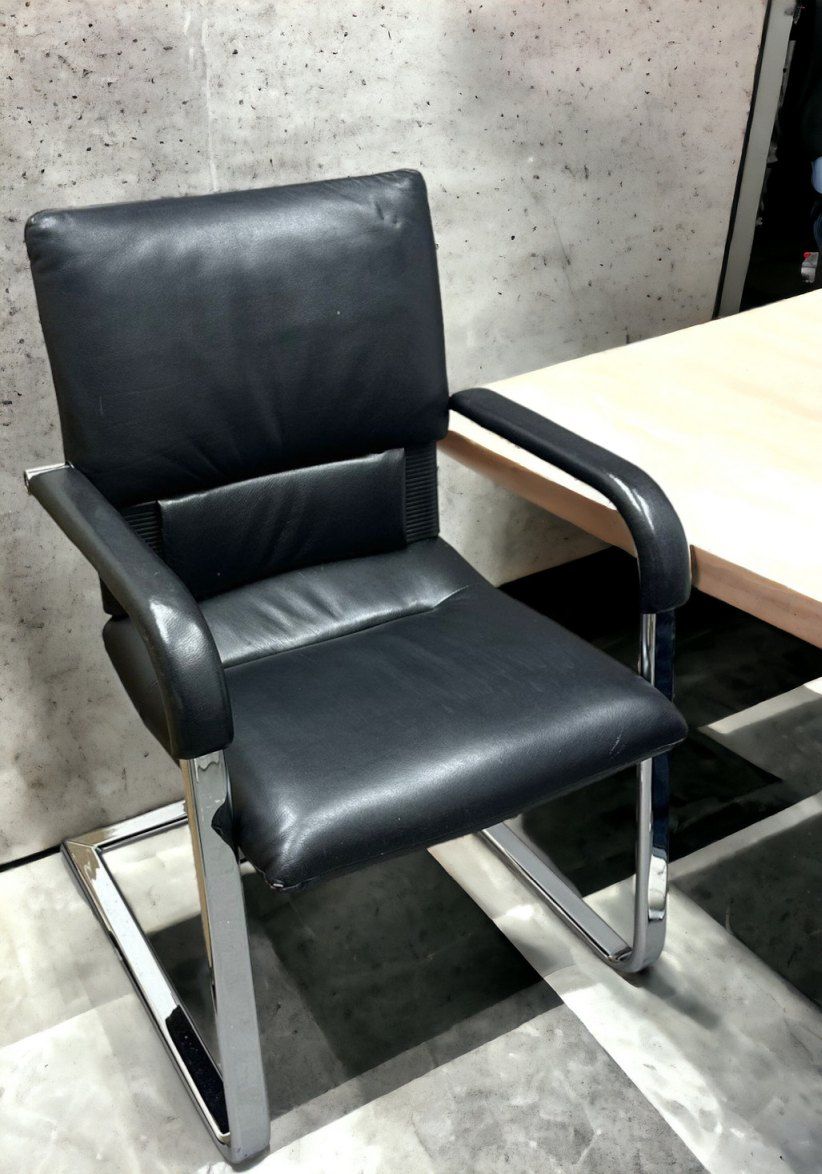 Figura Metallfreischwinger, gebrauchtes Modell: Schwarzer Leder Bürostuhl mit Chromgestell, ideal für Büro und Konferenz.