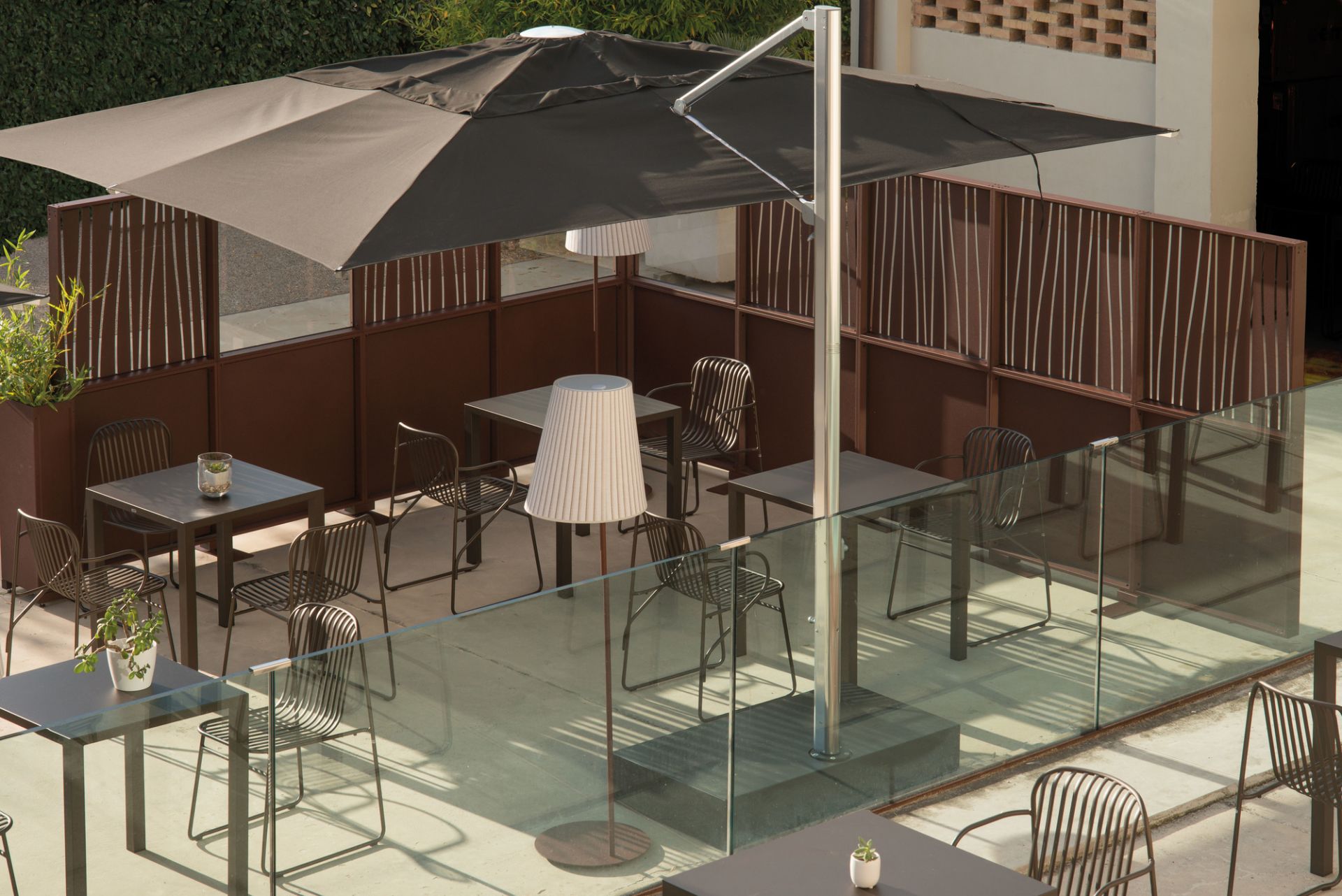 Ansicht von oben: Riviera Stuhl von Emu, Metall, für den Außenbereich, mit Tischen und Sonnenschirm.