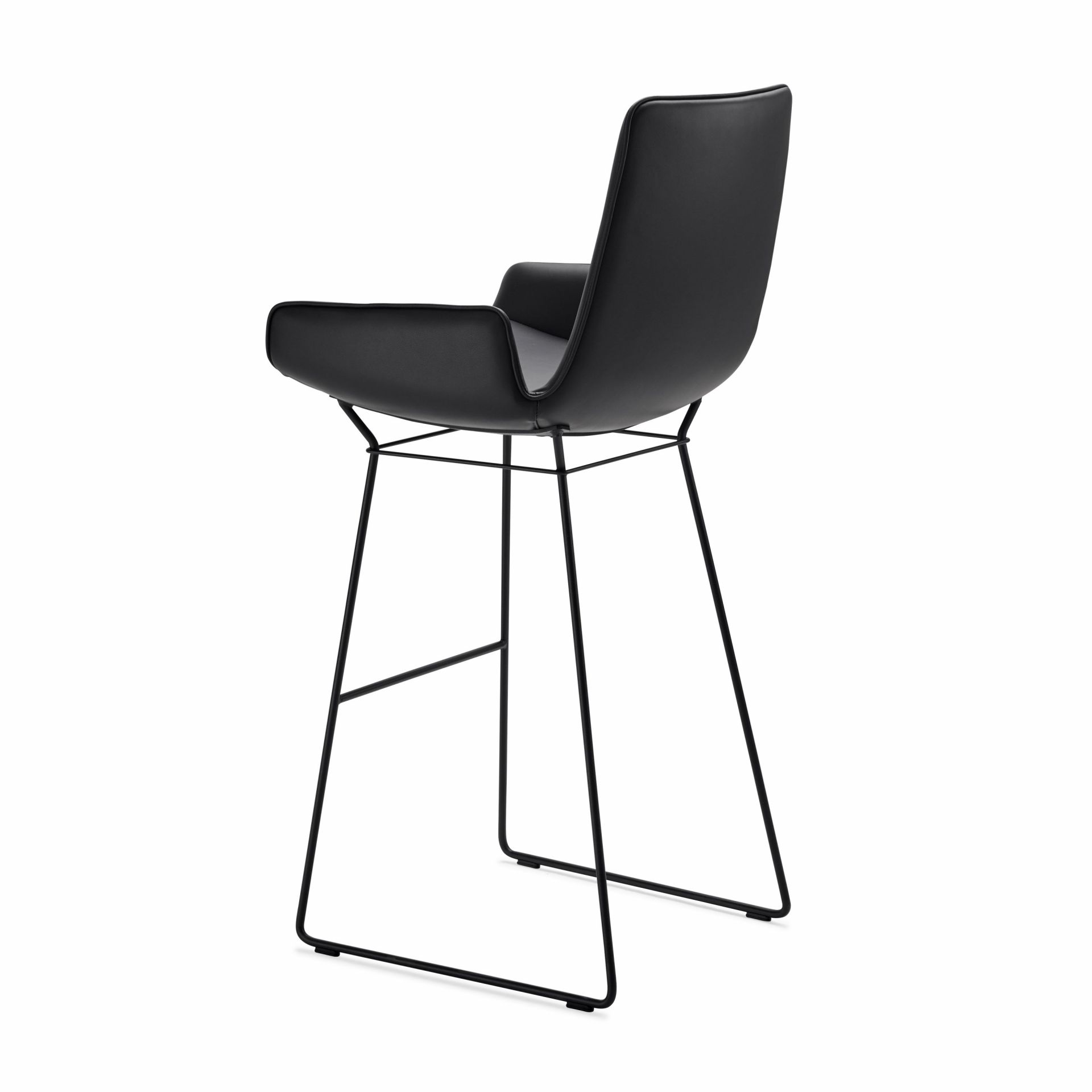 Schwarzer Amelie Bararmlehnstuhl von Freifrau Manufaktur mit niedrigen Armlehnen und filigranem, schwarzem Metallgestell.