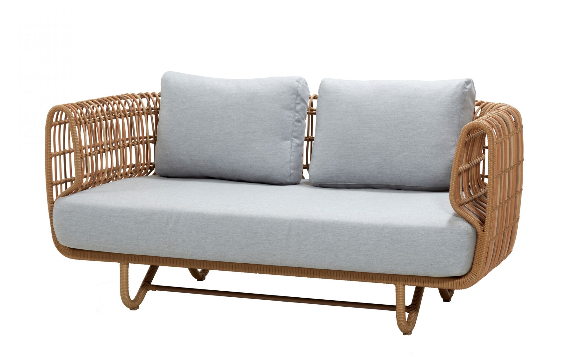 Nest Outdoor Sofa von Cane-Line, 2-Sitzer aus Rattan mit hellgrauen Kissen. Gartenmöbel für Terrasse.