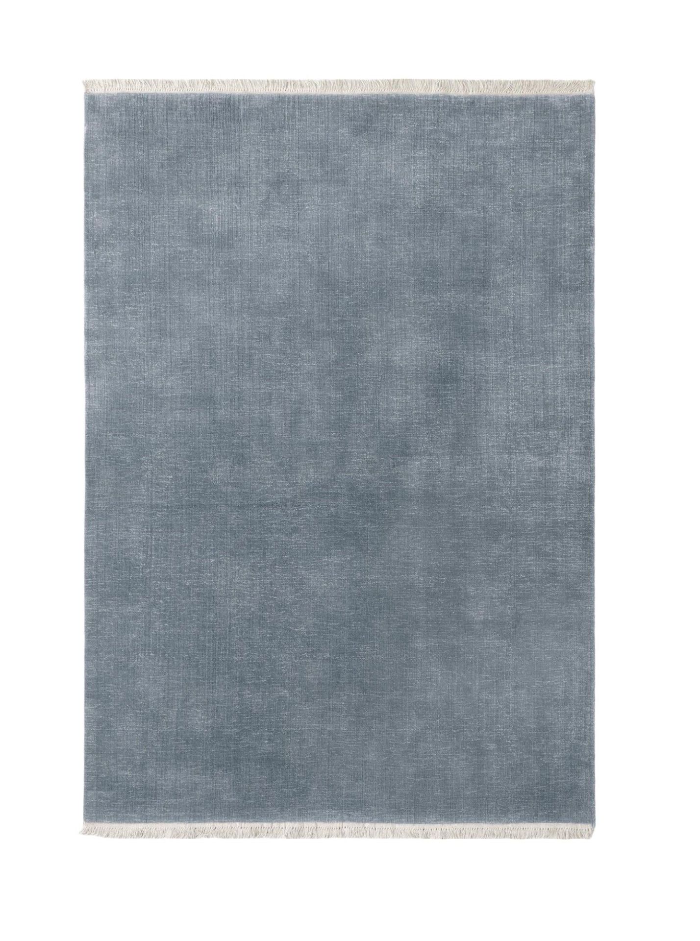 Blauer The Moor Teppich von AndTradition, einfarbig, rechteckig mit Fransen, moderne Wohnraumgestaltung.