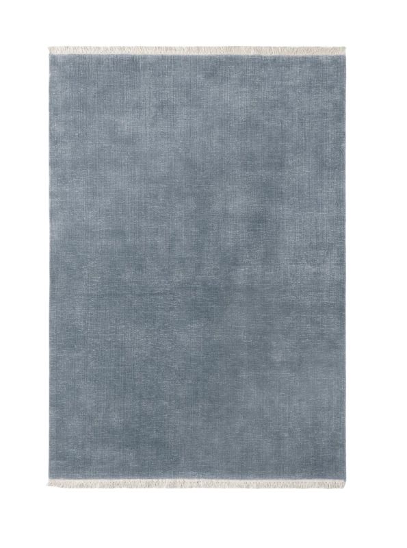 Blauer The Moor Teppich von AndTradition, einfarbig, rechteckig mit Fransen, moderne Wohnraumgestaltung.