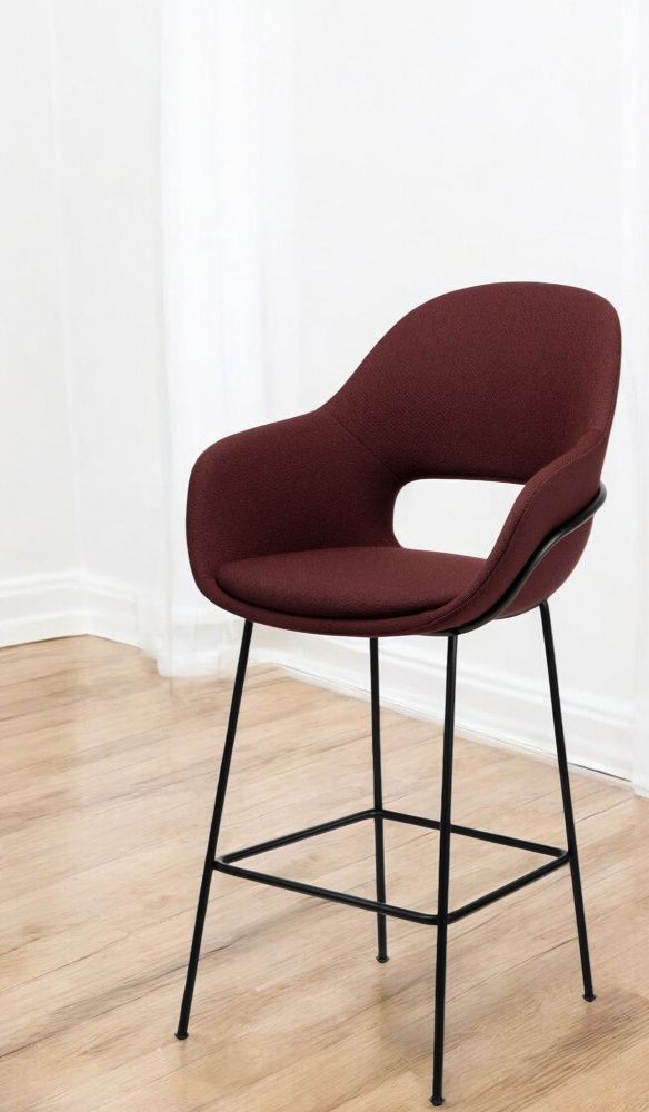 Theia Barhocker von Freifrau Manufaktur, bordeauxroter Stoffbezug, schwarzes Metallgestell, moderner Armlehnstuhl für die Bar.