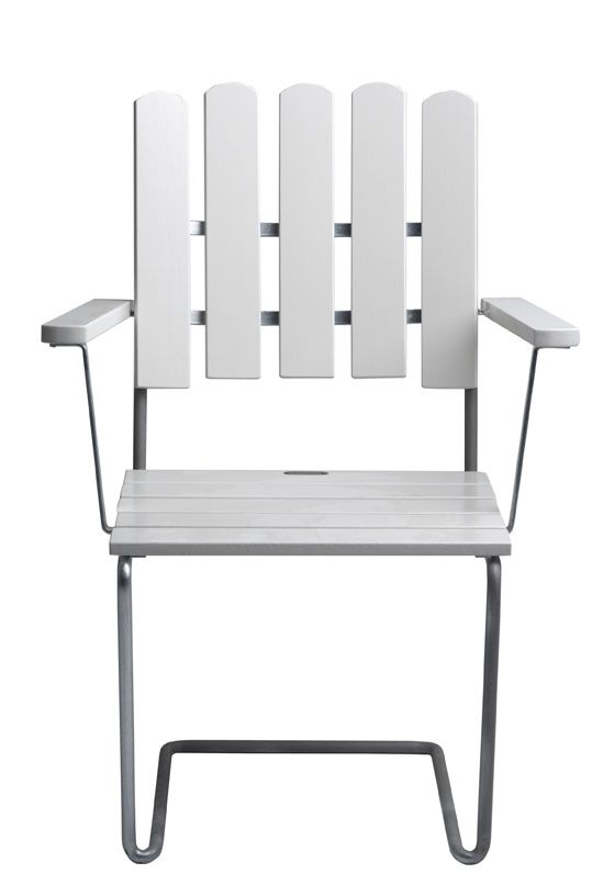 Armlehnstuhl A2 von Grythyttan Stalmöbler: Weiß lackierter Eichenholzstuhl mit Stahlgestell für Garten und Terrasse.