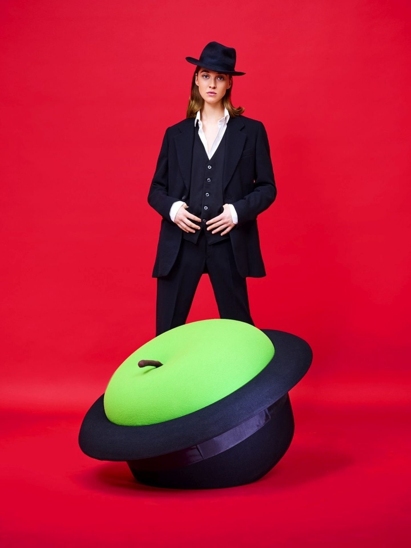 MagriTTA Sessel-Pouf von Gufram in Gelb, geformt wie ein Apfel in einem Hut.