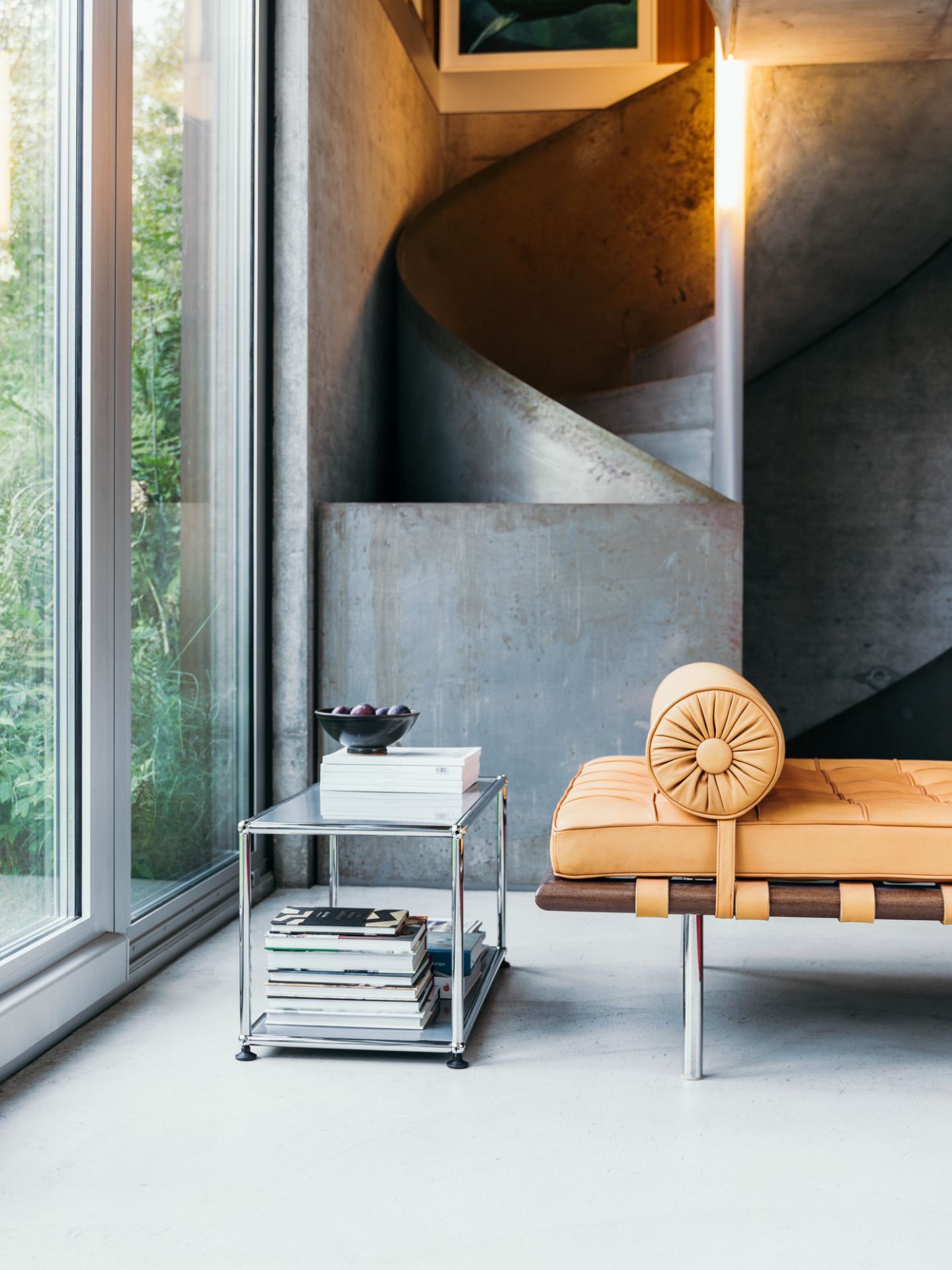 USM Haller Beistelltisch in Mittelgrau mit offenen Fächern, ideal als modernes Wohnzimmermöbel und Ablagetisch.