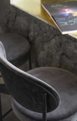 Detailaufnahme des Verpan Series 430 Barhocker 65 cm in Grau, moderner Design Barstuhl.