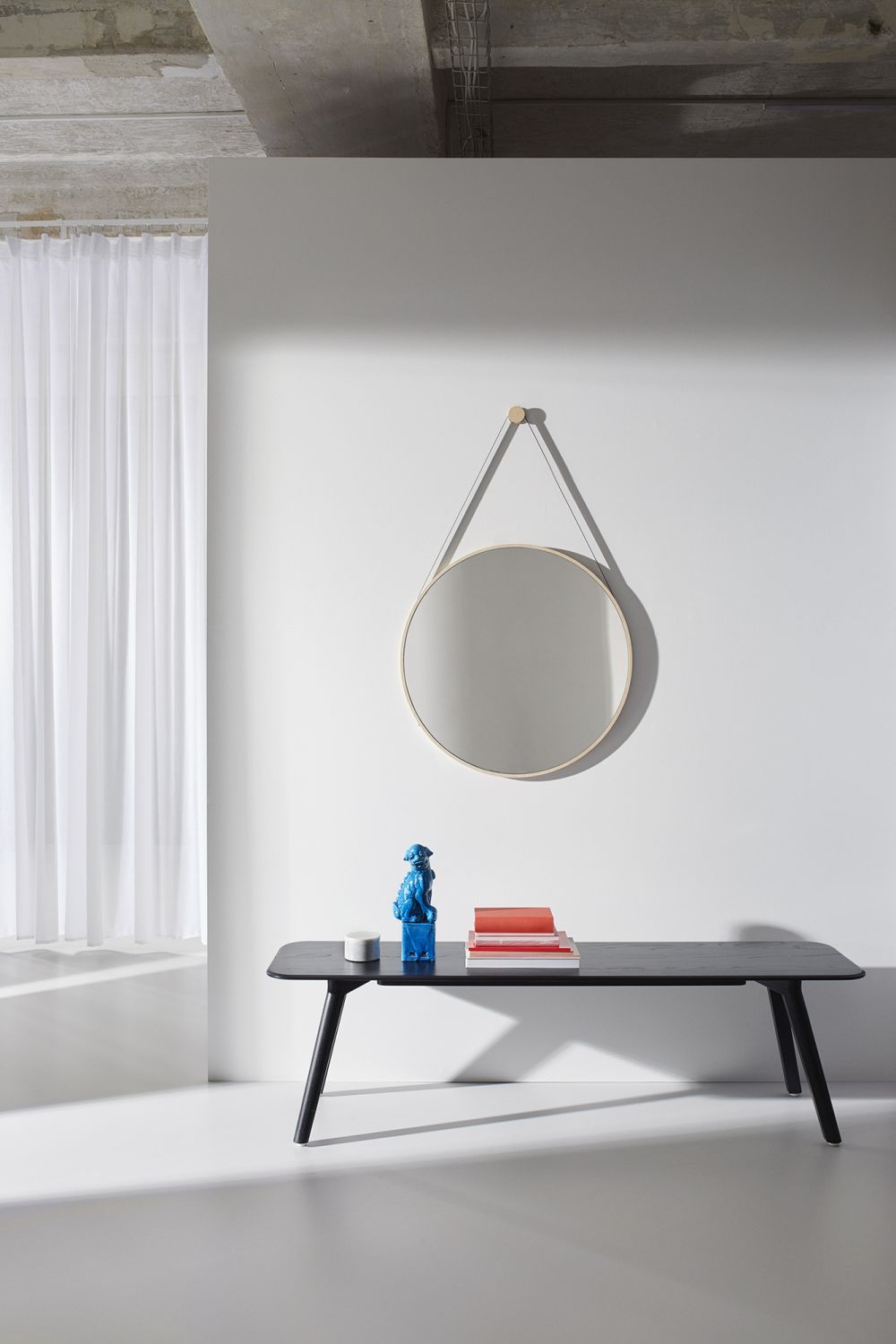 MEYER Bank Esche gewachst mit Weißpigment, schwarze Holzbank im minimalistischen Interieur.