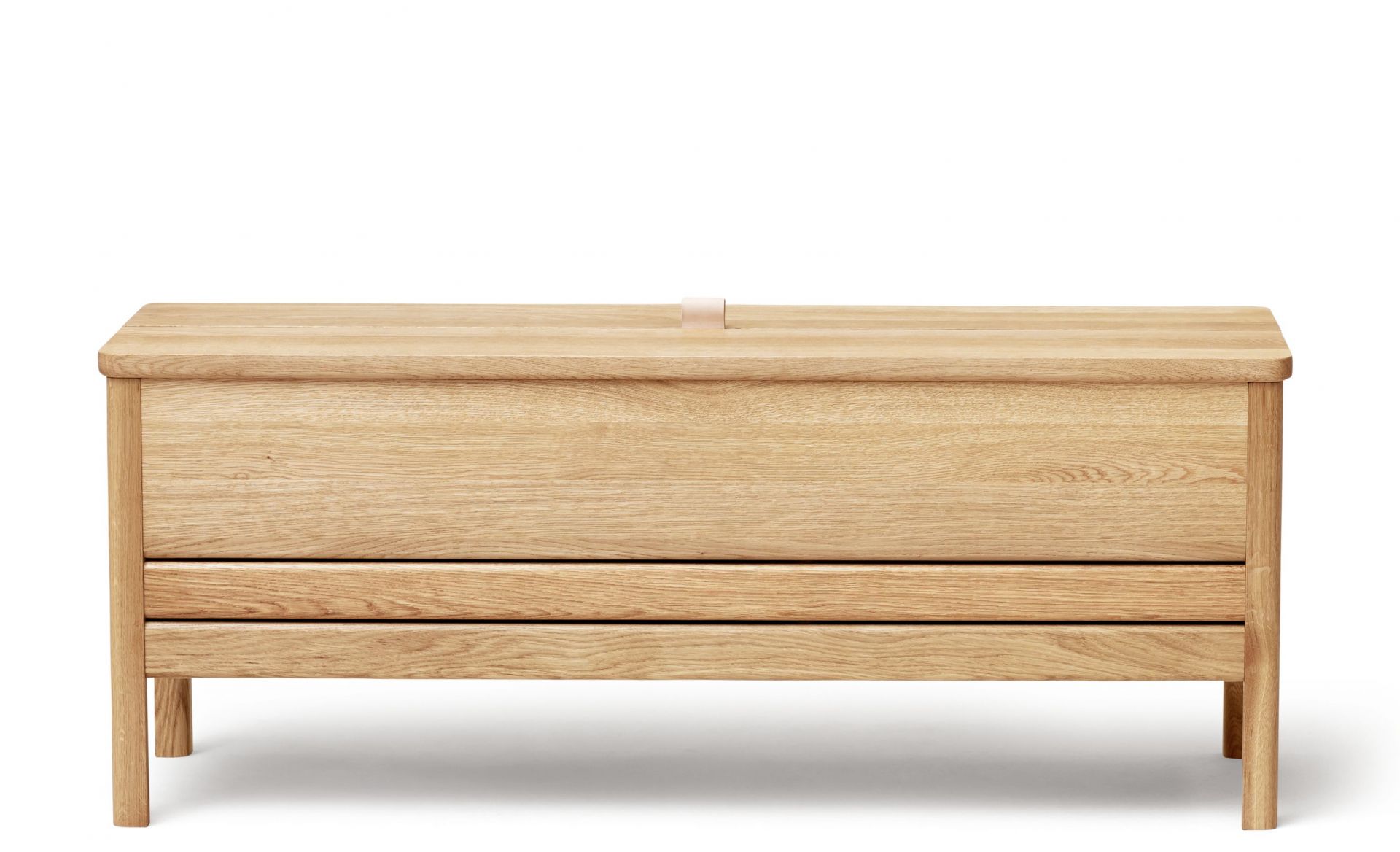 A Line Truhenbank aus Eiche, weiß geölt von Form & Refine. Truhe, Bank, Möbel.