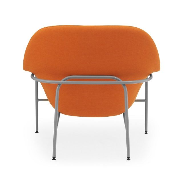 Rückansicht: Oranger Lounge Sessel mit grauem Metallgestell, Design von Normann Copenhagen.