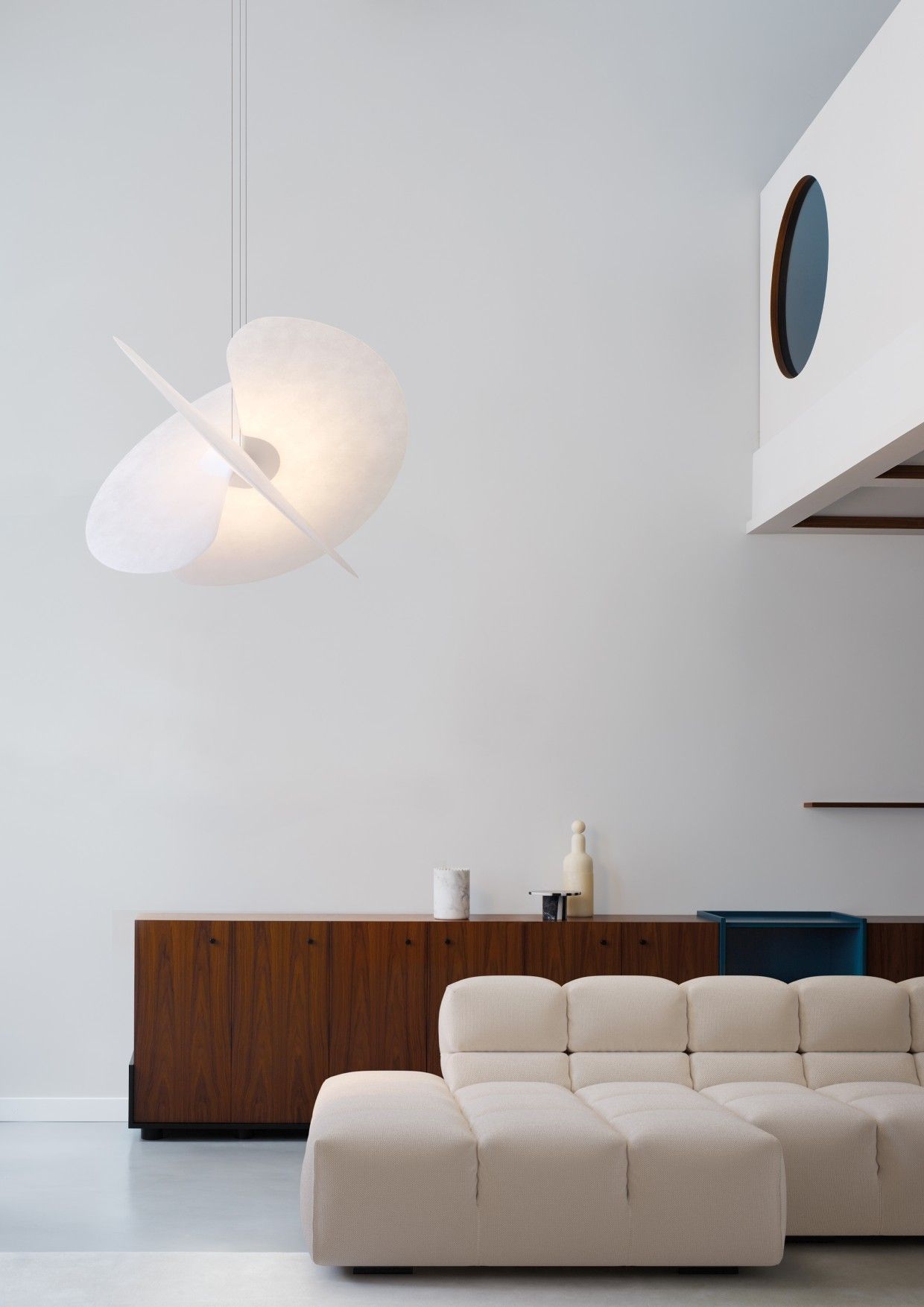 A06 1 Levante Hängeleuchte von Luceplan, moderne Designerlampe aus weißem Material, schwebend im Raum.