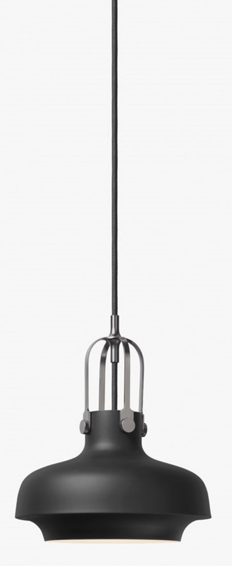 Nahaufnahme der schwarzen Copenhagen Pendelleuchte von AndTradition mit filigranem Metallgestell und Textilkabel.